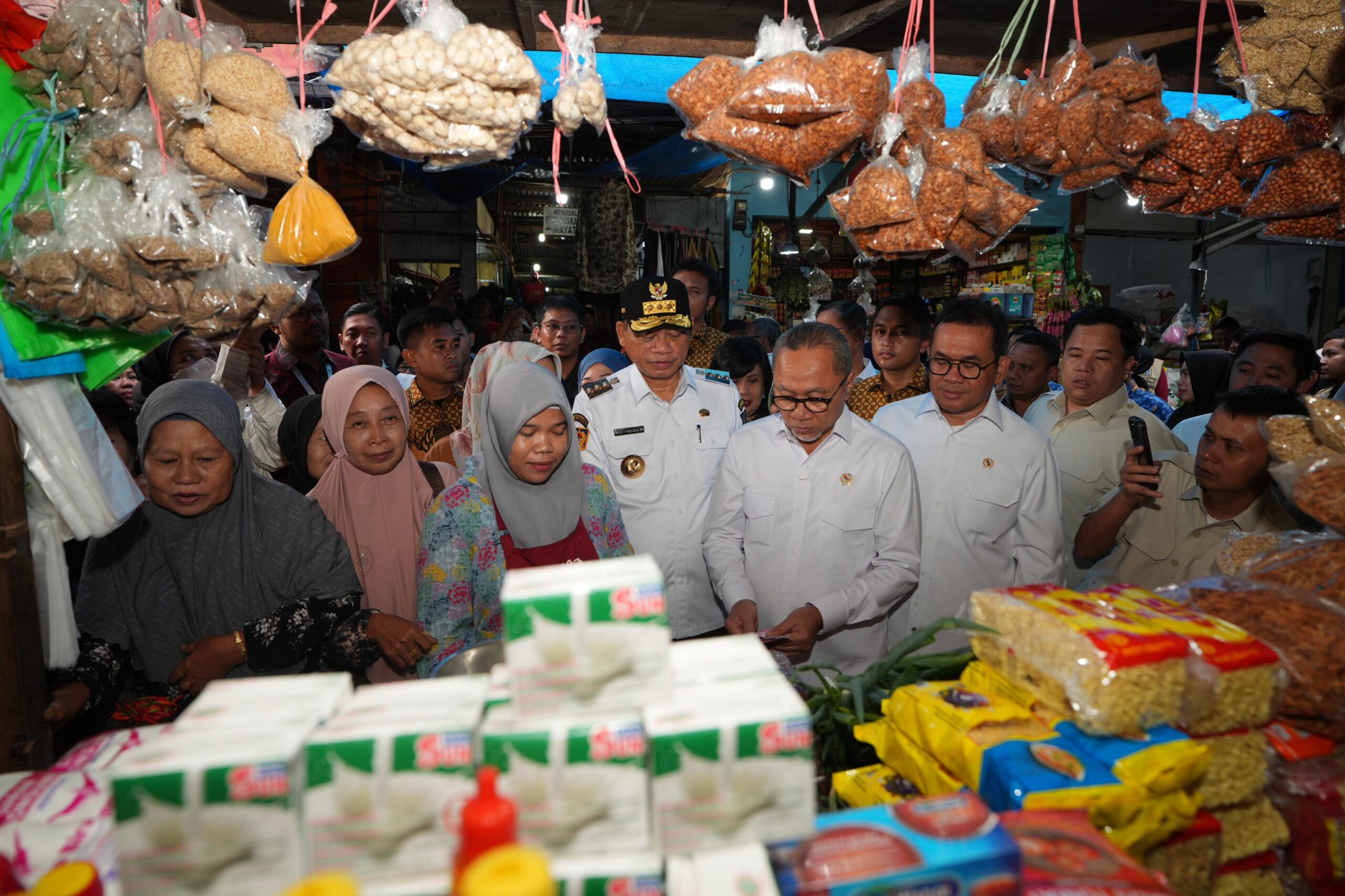 Menko Bidang Pangan dan Menteri  Perdagangan Tinjau Harga Kebutuhan Pokok di Makassar