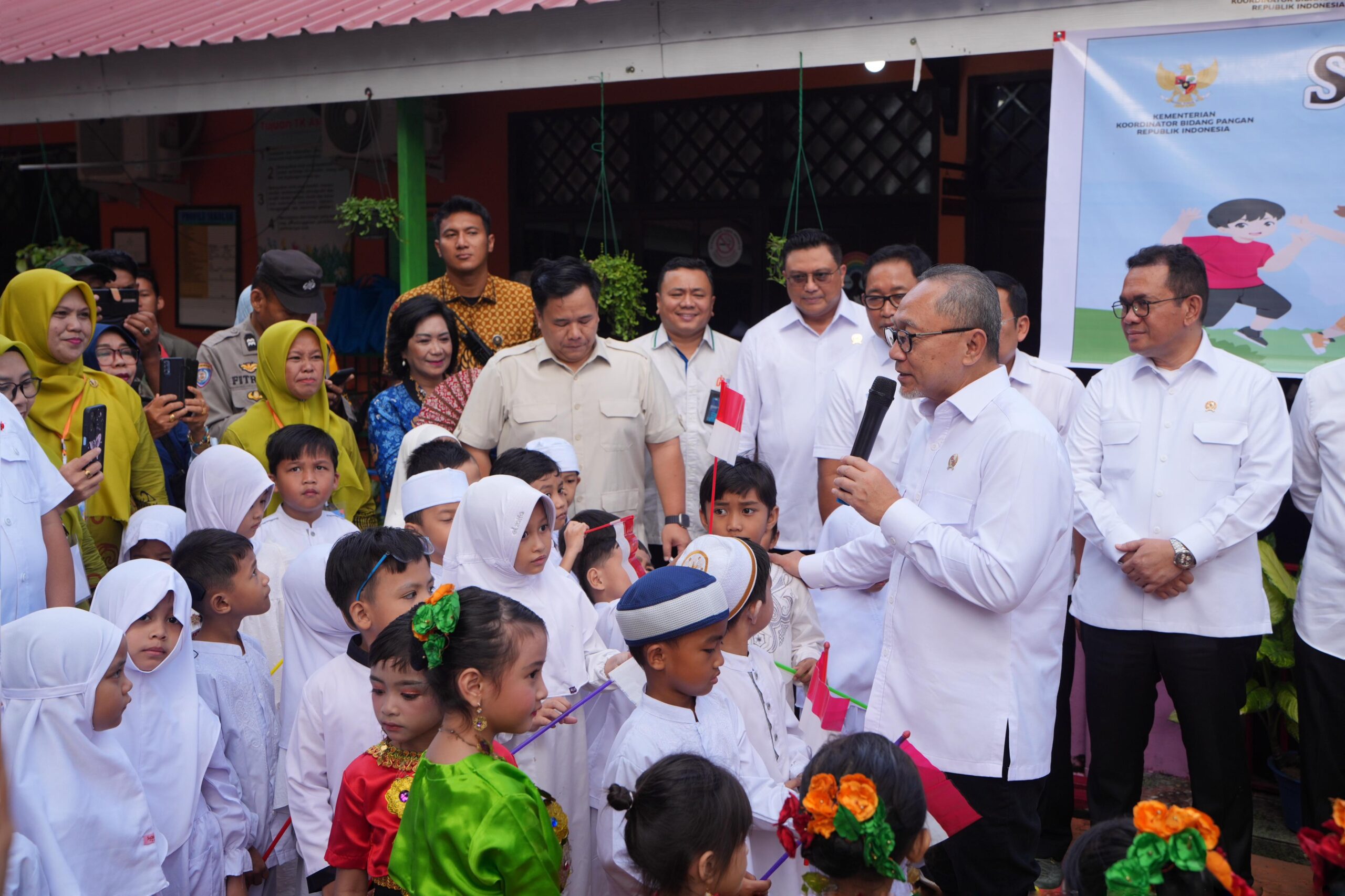 Dua Menteri Kabinet Merah Putih – Pj Gubernur Prof Fadjry Djufry Tinjau Makan Bergizi Gratis di TK Asoka