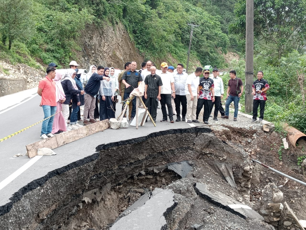 Komisi Pembangunan DPRD Sulsel Tinjau Jalan Rusak di Barru Akibat Longsor