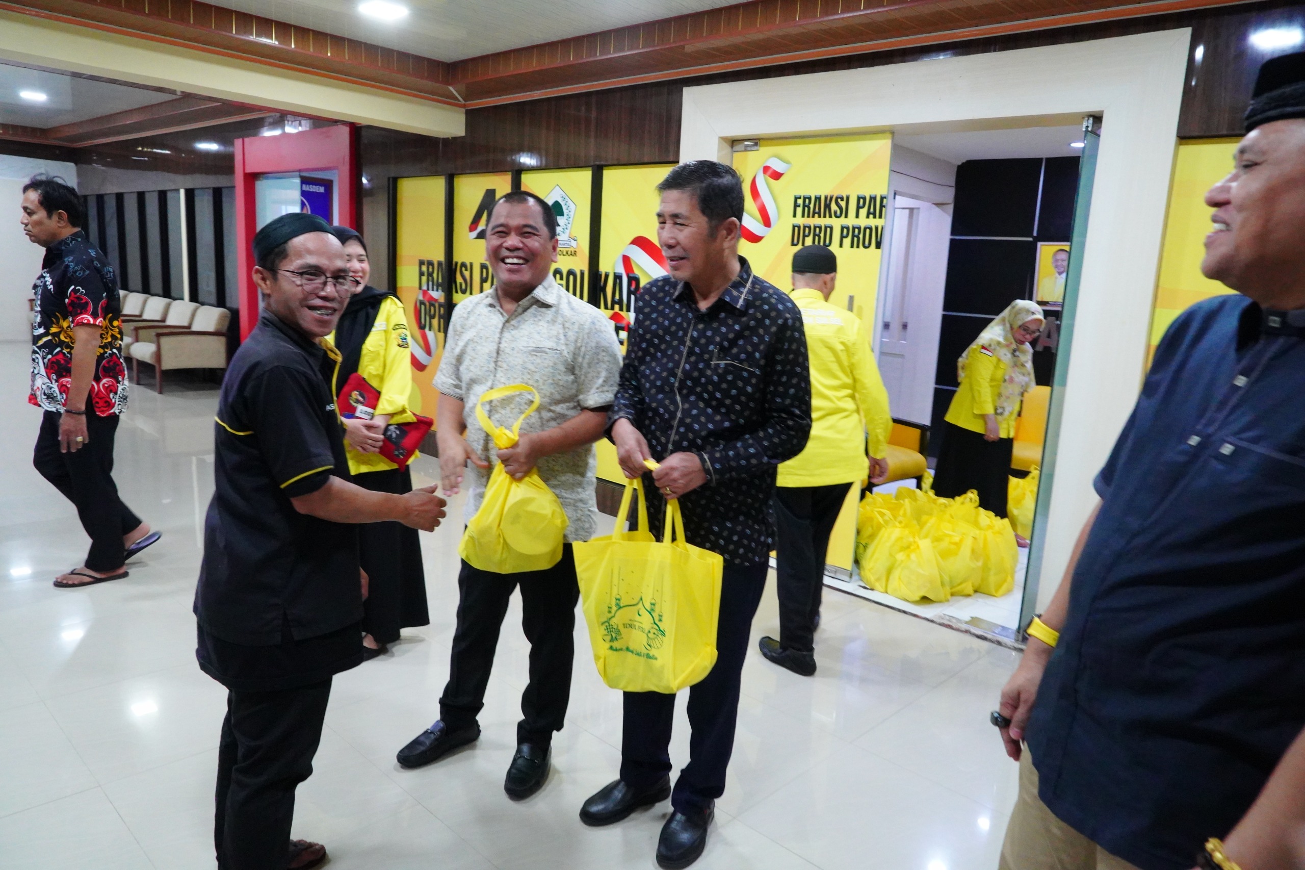 Fraksi Golkar DPRD Sulsel Bagikan 100 Paket Sembako Ramadan