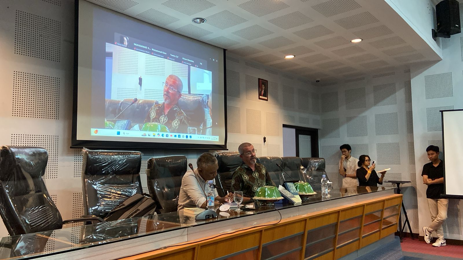 Ian Wilson Paparkan Isi Bukunya Berjudul “Politik Jatah Preman” di Unhas