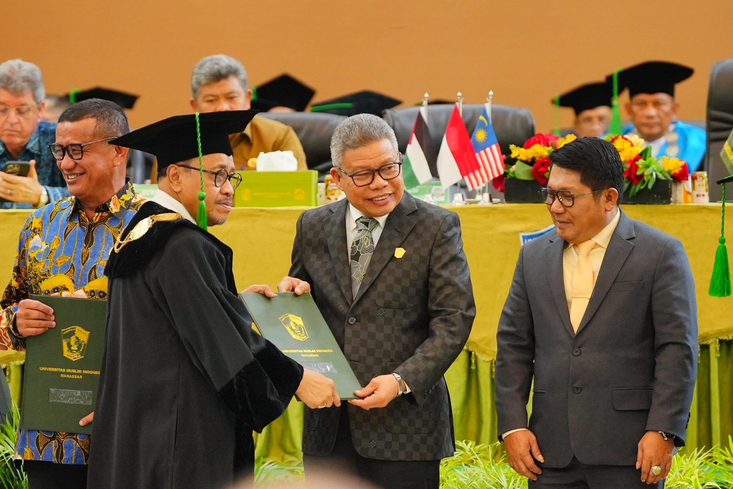 Milad UMI Makassar ke-71, Taufan Pawe Raih Penghargaan sebagai Alumni Berprestasi