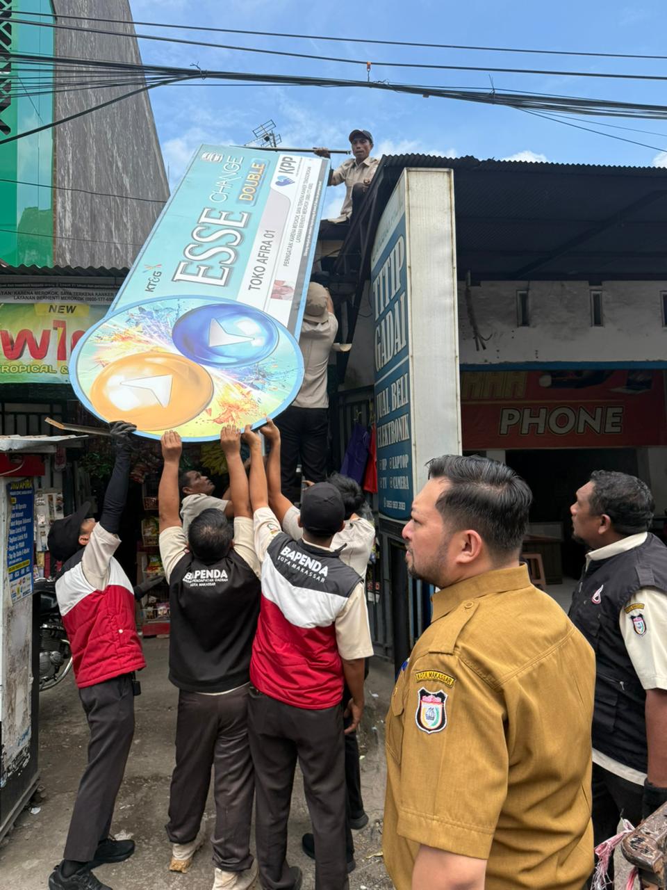 16 Titik Reklame Ilegal di Makassar Ditertibkan