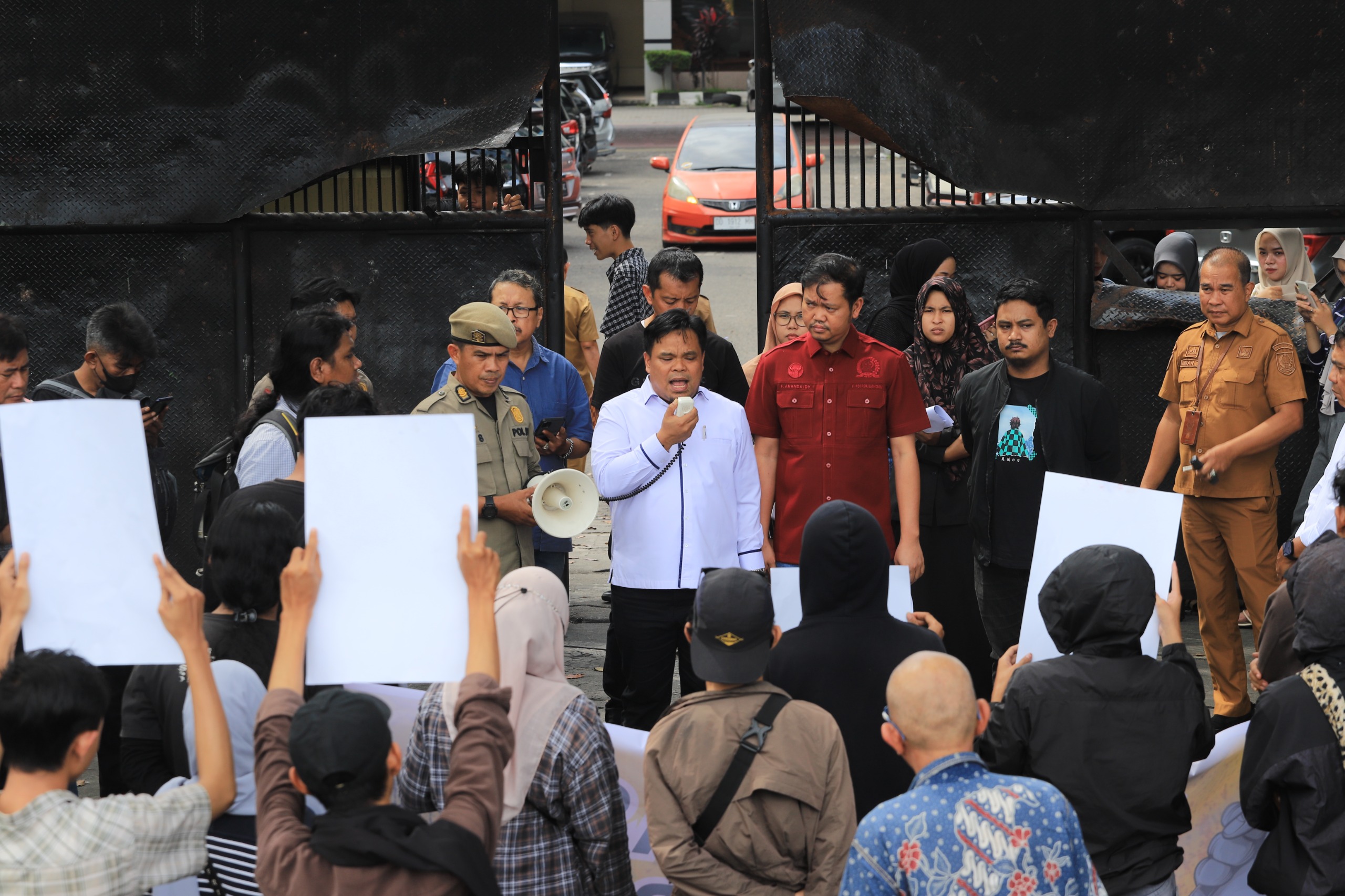 dr Fadli Ananda dan Asman Temui Pendemo Buruh KIBA