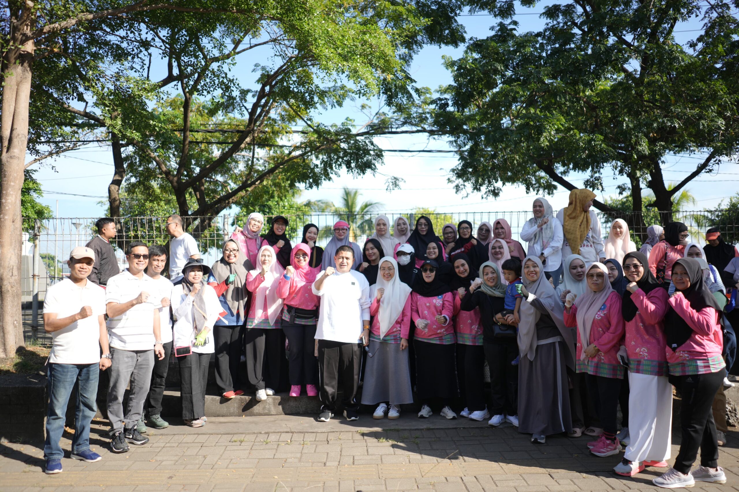 Bersama Ketua TP PKK, Wali Kota-Wawali Aksi Bersih-bersih di Anjungan Losari