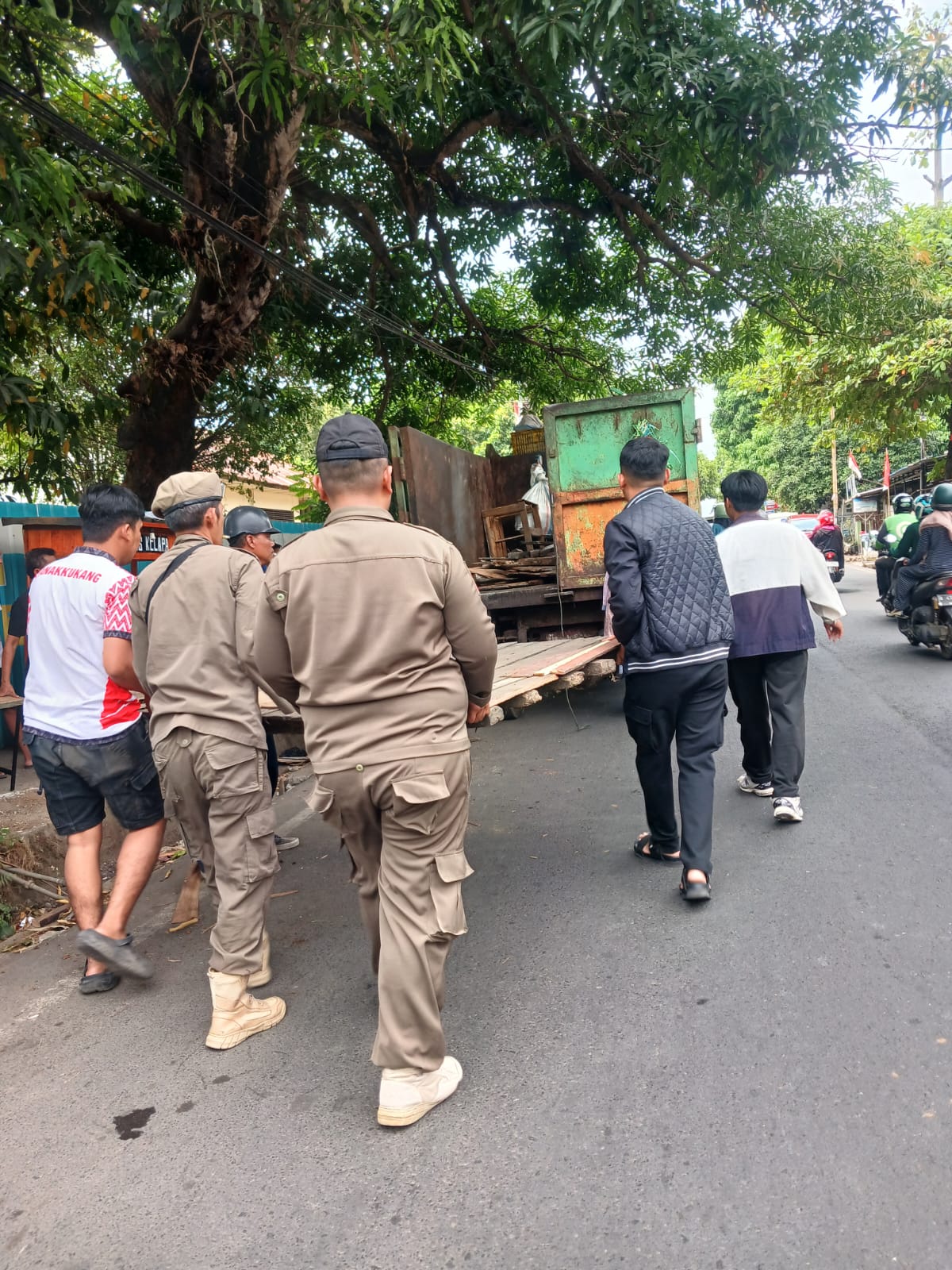 Bikin Macet, Pemkot Makassar Tertibkan Pedagang Pasar Leimena