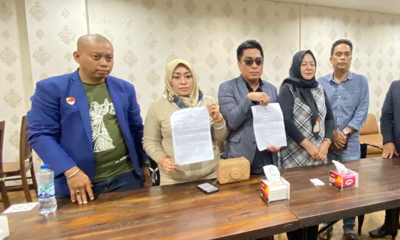 Foto Visum Bocor, Perasaan Ibu Selegram NR Hancur