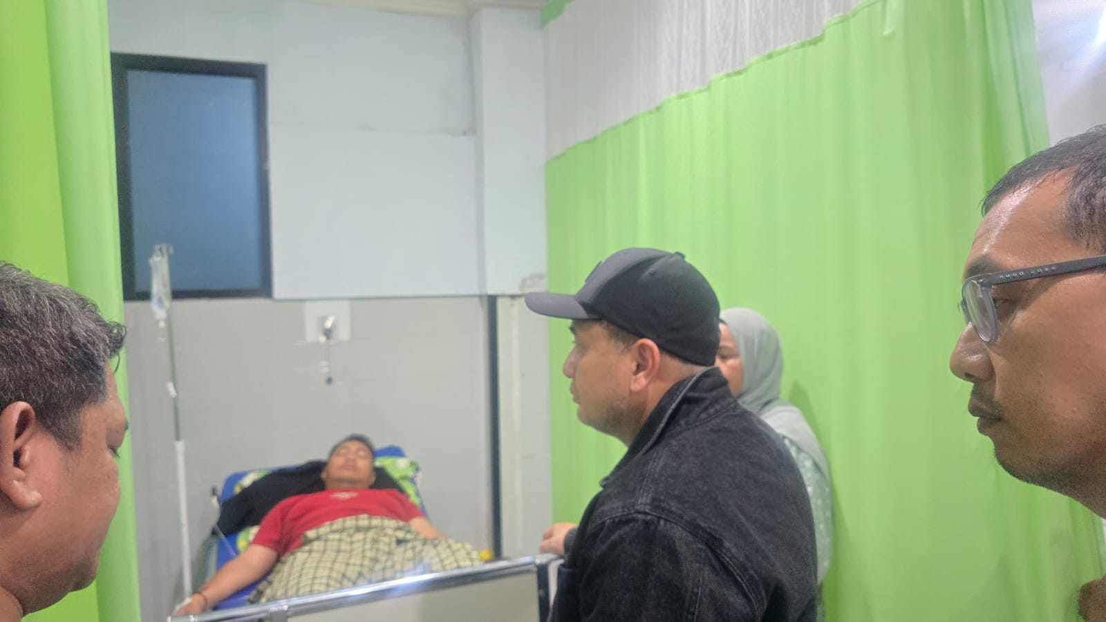 Appi Jenguk Korban Pegawai DPRD Makassar yang Jadi Korban Aksi Demonstrasi di RS Grestelina