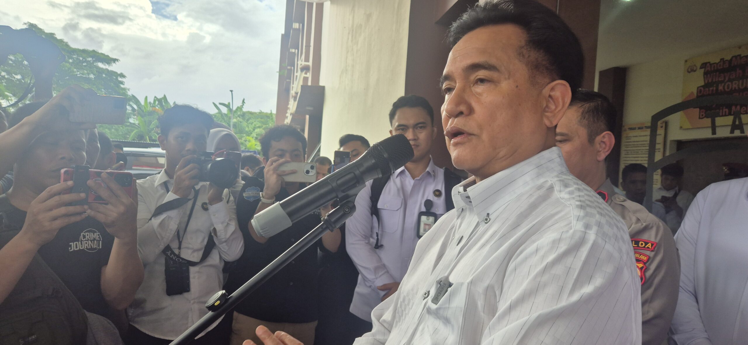 Yusril Jenguk 40 Tersangka Kerusuhan Demo yang Ditahan Polda Sulawesi Selatan