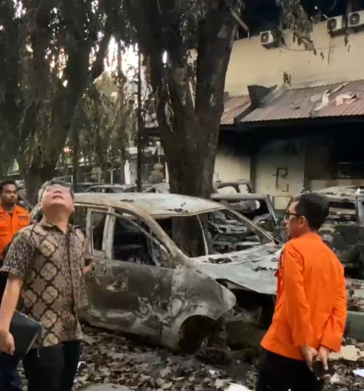 BPBD Makassar Dampingi Komnas HAM Tinjau Gedung DPRD Makassar yang Terbakar