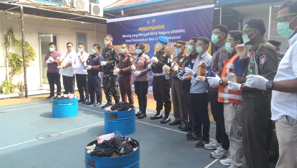 Bea Cukai Makassar Musnahkan Pakaian Bekas, Rokok, Minuman Beralkohol Hingga Kosmetik Ilegal