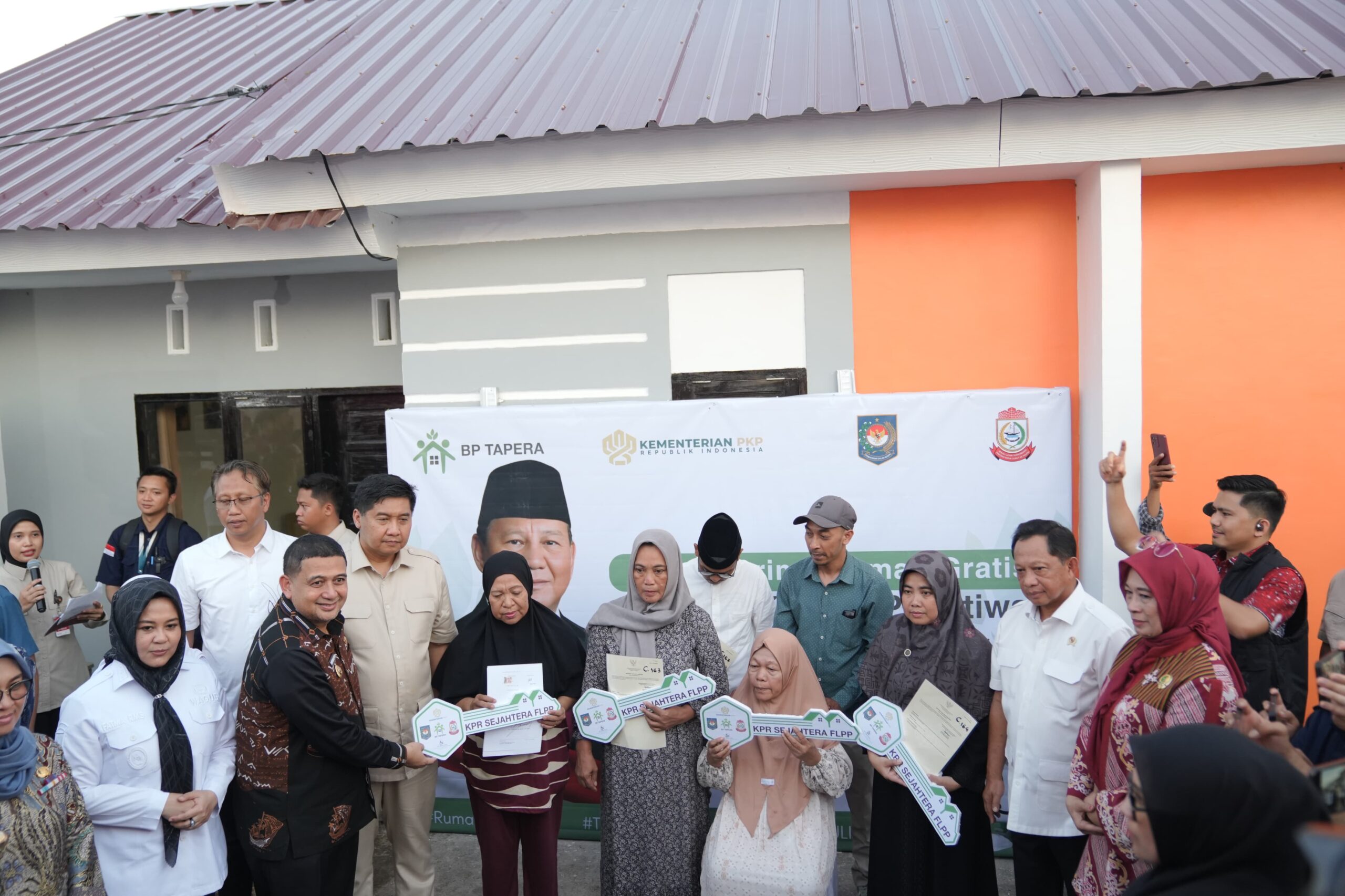 Di Kabupaten Gowa, Munafri Arifuddin Dampingi Menteri PKP-Mendagri Serahkan Rumah Untuk Keluarga Korban Demonstrasi