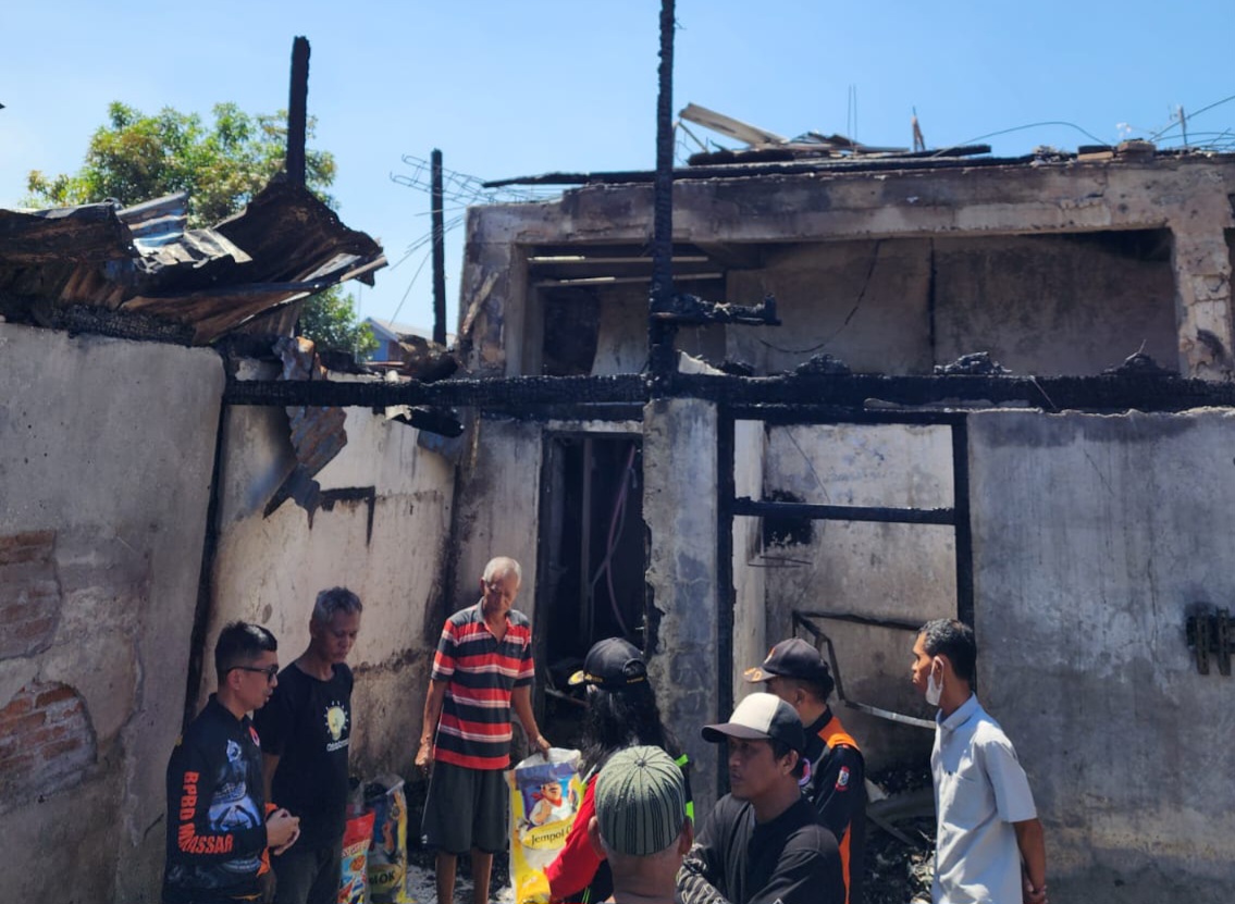 BPBD Makassar Bantu Korban Kebakaran di Kelurahan Maccini Sombala