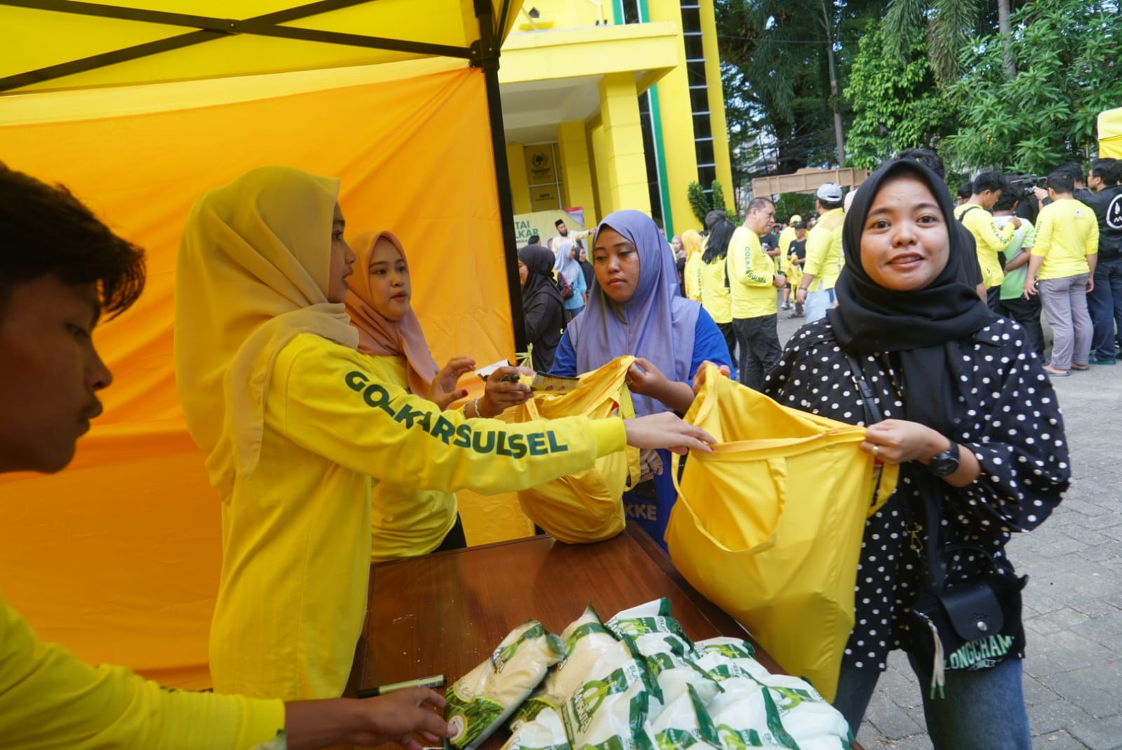 Peringatan HUT ke-61, Golkar Sulsel Berbagi Seribu Paket Sembako