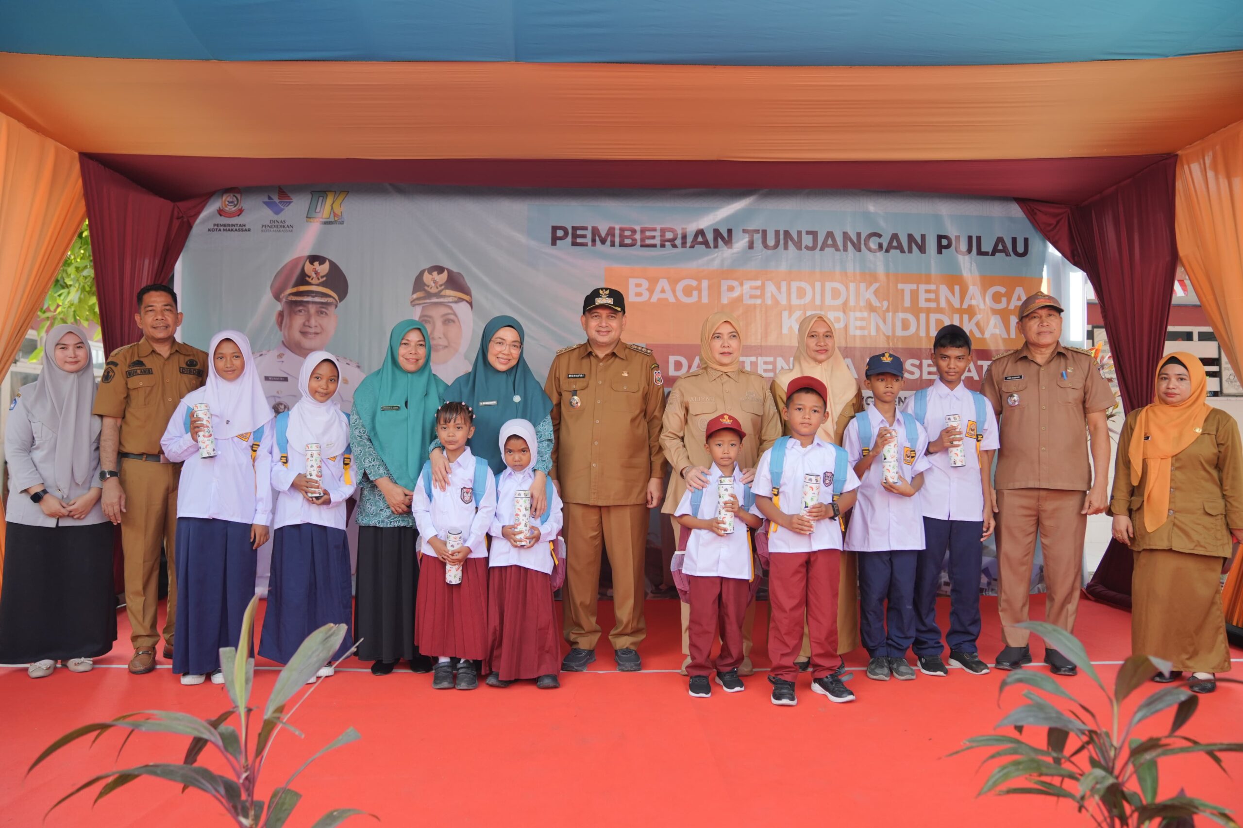 Pemkot Makassar Salurkan Seragam Sekolah Gratis bagi 150 Siswa di Kepulauan Sangkarang