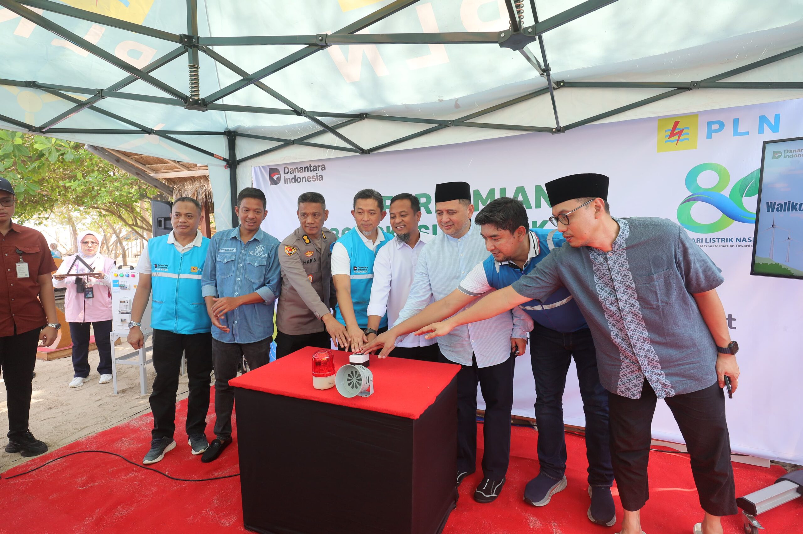 PLTS Hybrid Resmi Beroperasi di Samalona, Warga Kini Nikmati Listrik Sepanjang Hari