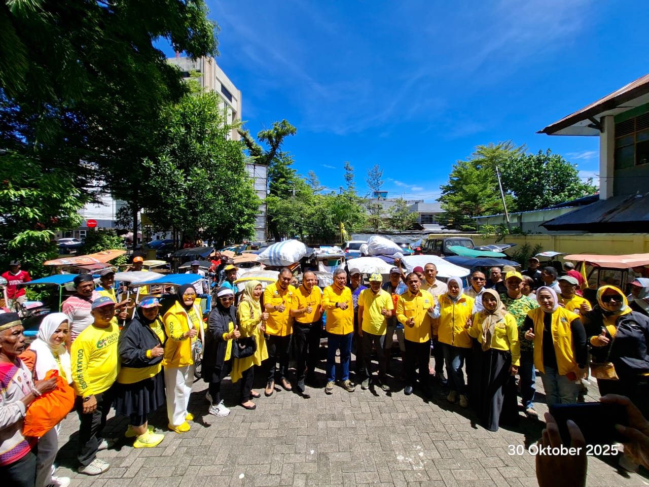 HUT ke-61, Golkar Sulsel Bagikan 250 Paket Sembako dari NH