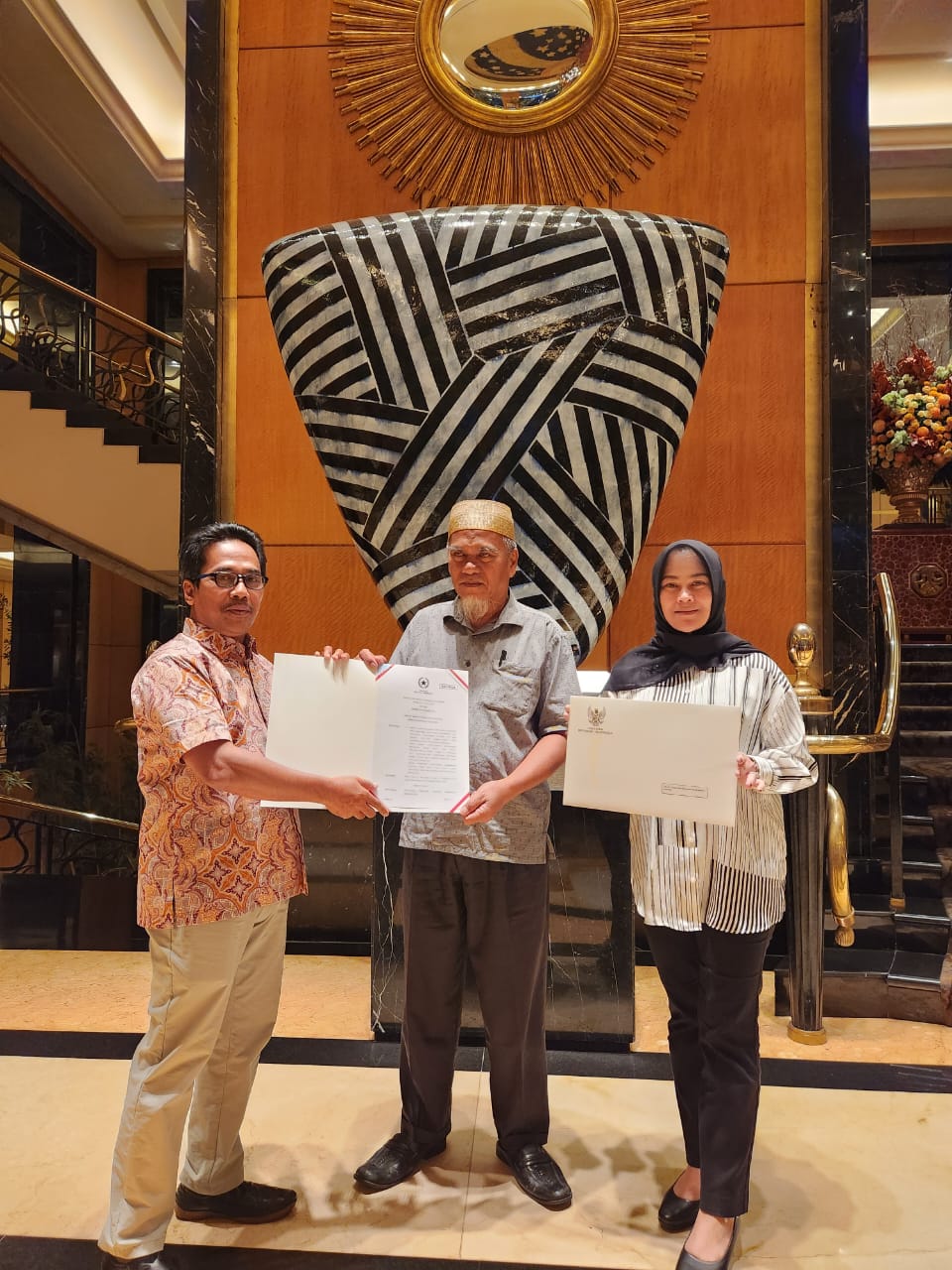 Andi Tenri Indah Serahkan Salinan Keppres Rehabilitasi kepada Dua Guru Luwu Utara yang Dipecat