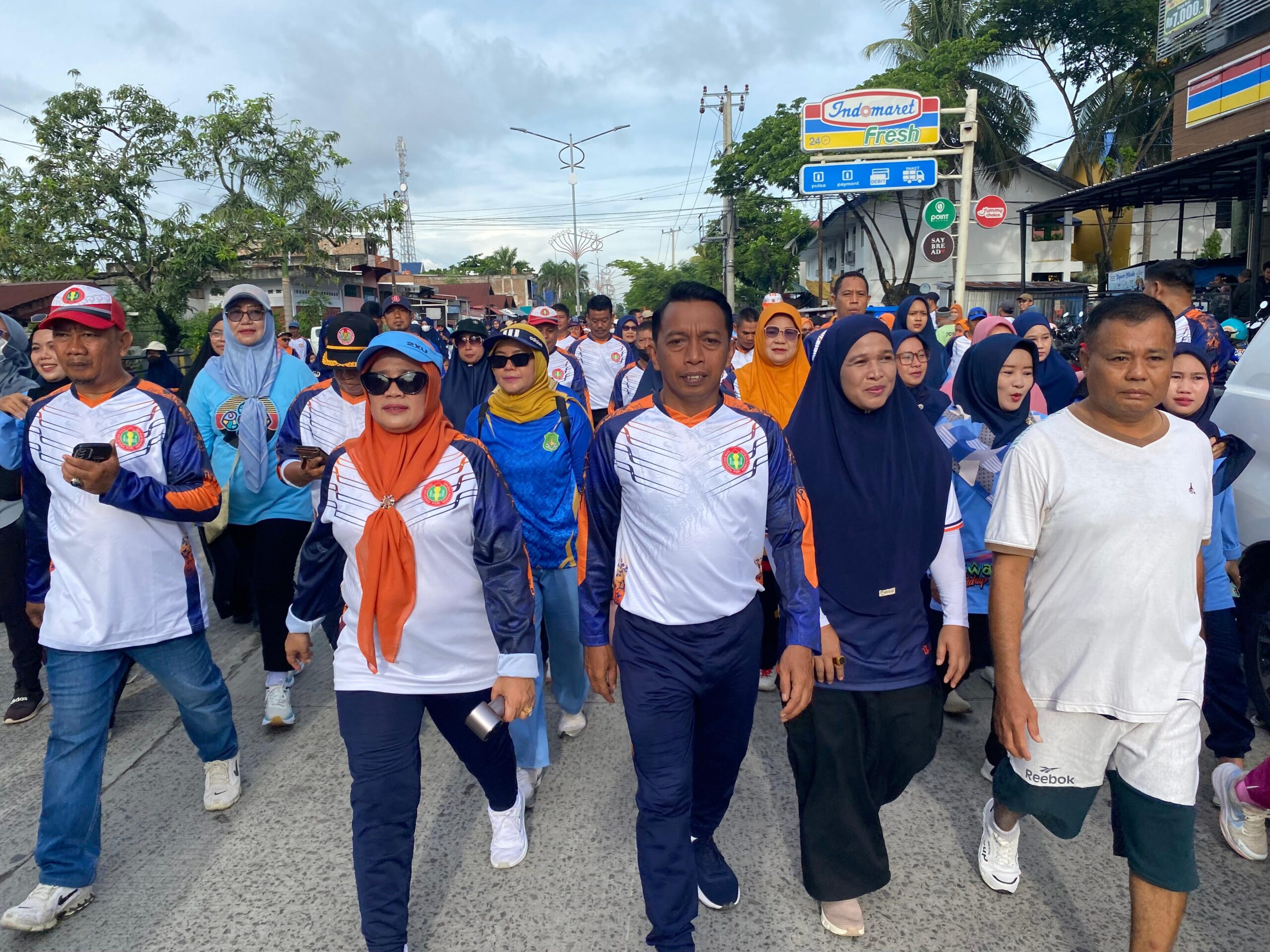 Syaharuddin Alrif-Nurkanaah Meriahkan Jalan Santai HUT PGRI dan Korpri