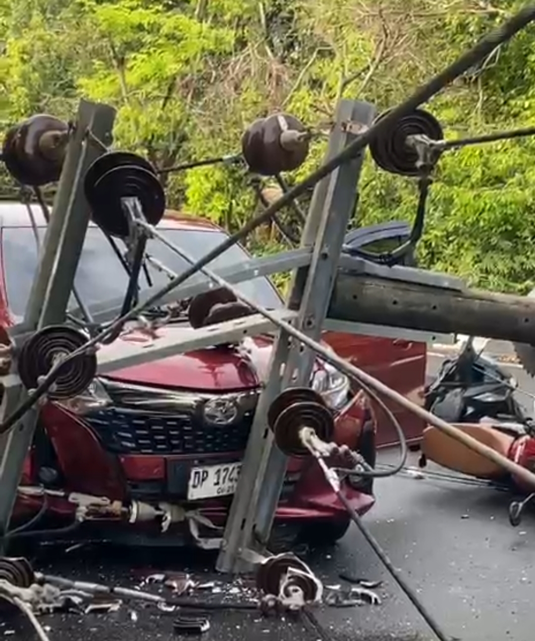 Tiang Listrik Roboh di Jalan Metro Tanjung Bunga, Empat Kendaraan Rusak dan Satu Luka Ringan