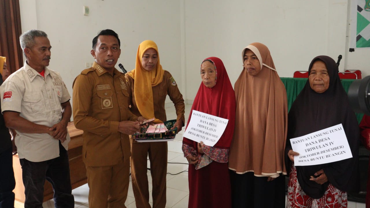 Bupati Sidrap Serahkan BLT dan Bibit Tanaman di Pitu Riase