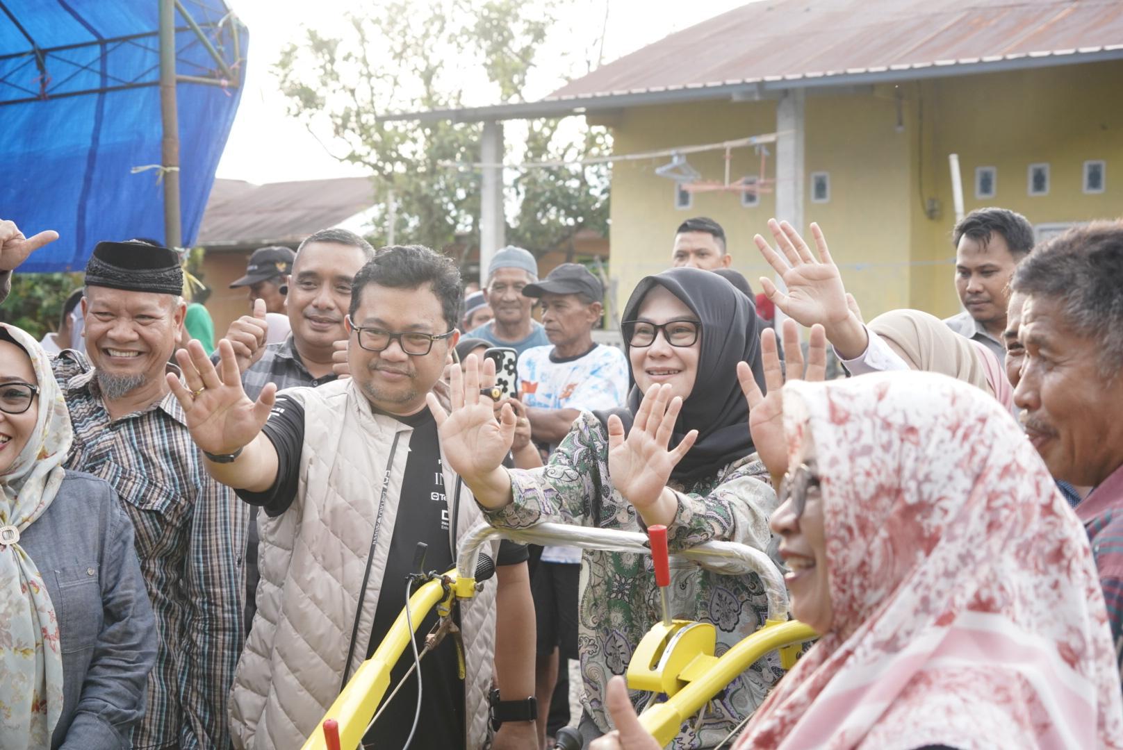 Dukung Swasembada Pangan, Ketua Gerindra Gowa Serahkan Traktor ke Petani