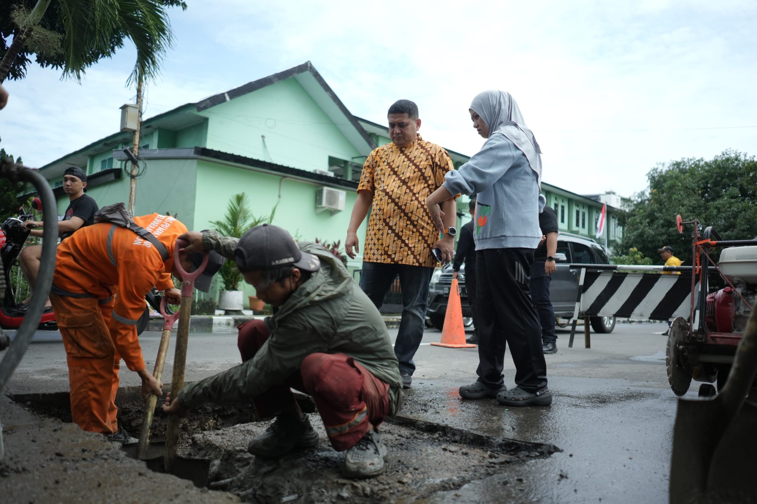 Wali Kota Makassar Turun Langsung Bersama Dinas PU Benahi Jalan Garuda
