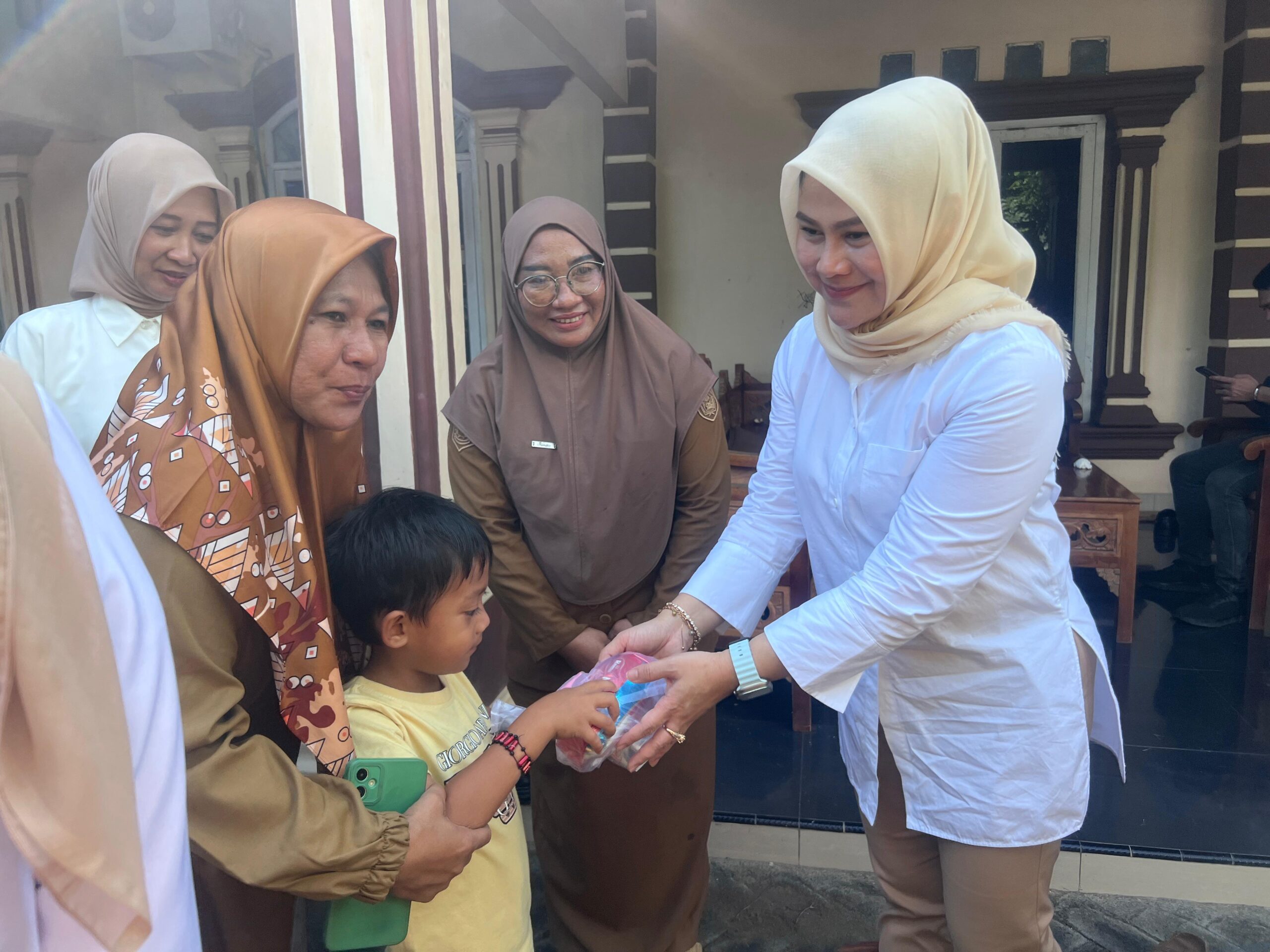 Andi Tenri Indah Sambangi Warga dan Salurkan Bantuan Gizi