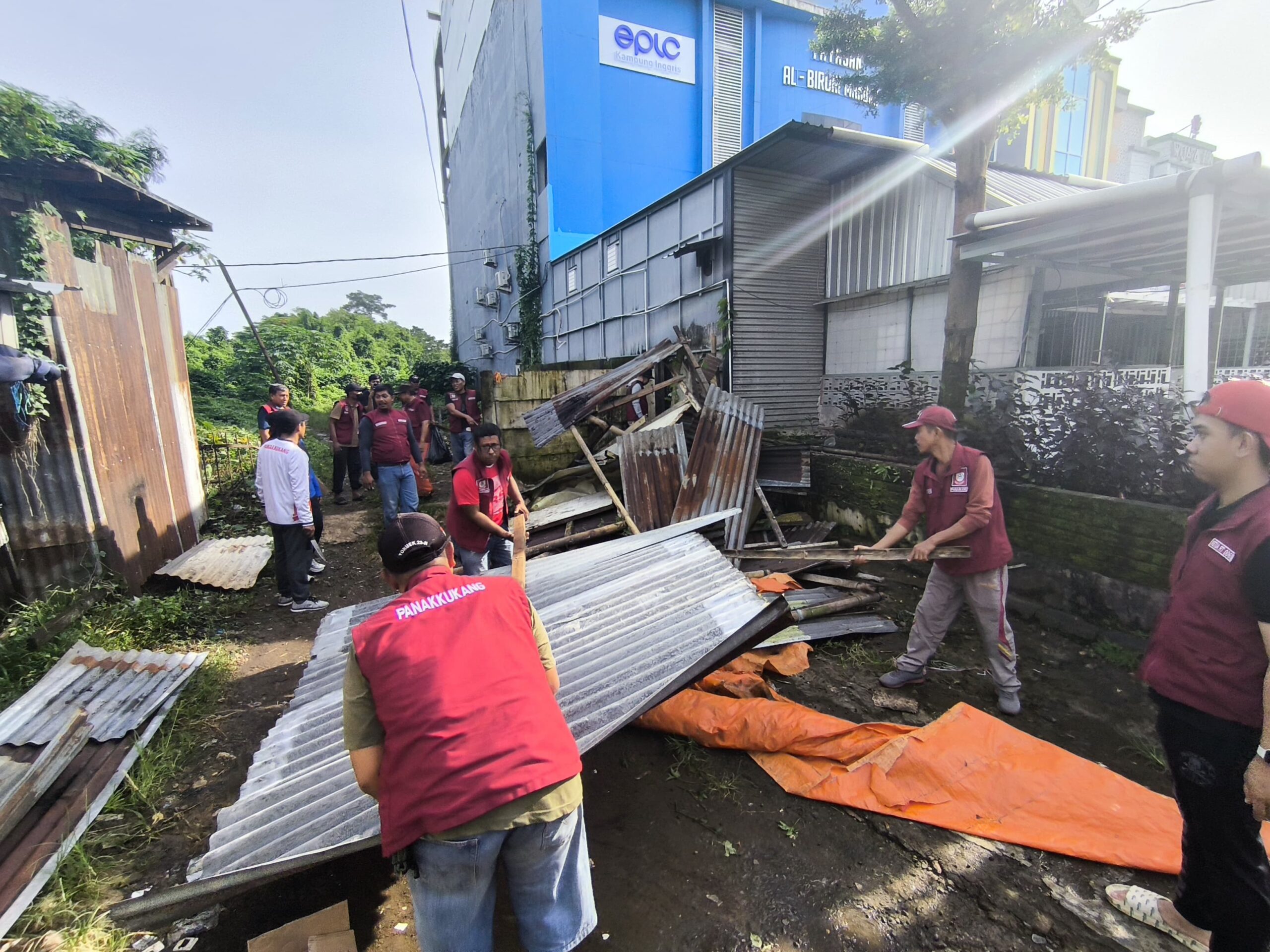 Pemkot Makassar Bongkar Gubuk Waria di Area Pemakaman Panaikang