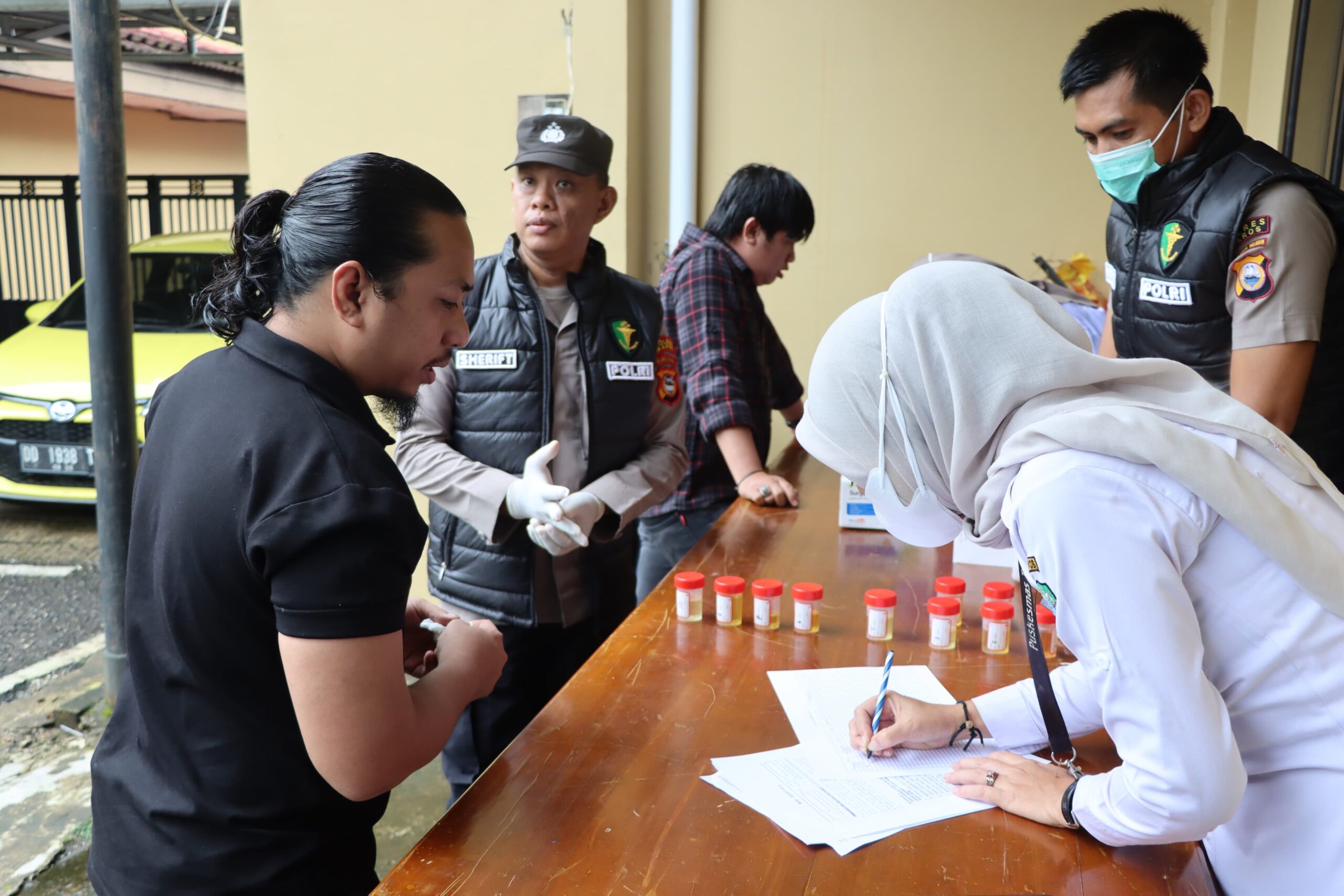 Deteksi Narkoba, Propam Polres Maros Lakukan Pemsriksaan Urine Ratusan Personel