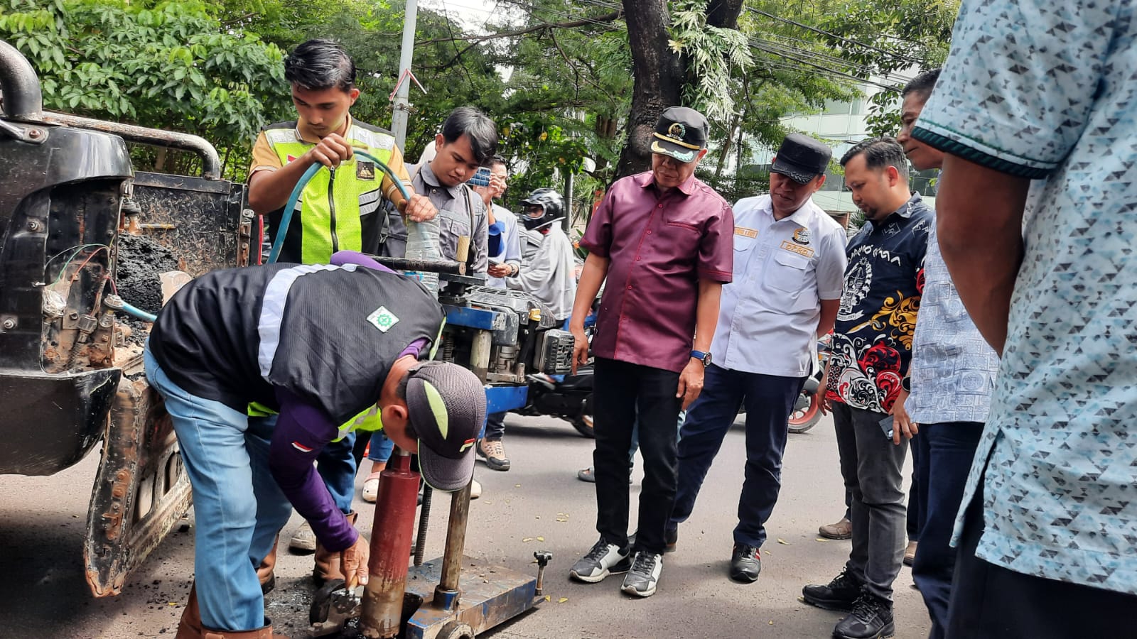 Komisi D DPRD Sulsel Uji Ketebalan Aspal Proyek Multi Years Jalan Hertasning