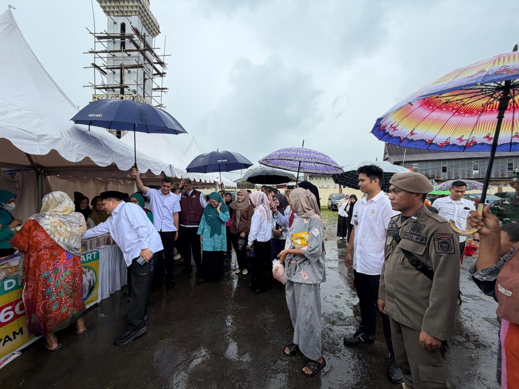 Wali Kota dan Ketua TP PKK Makassar Tinjau Pasar Murah