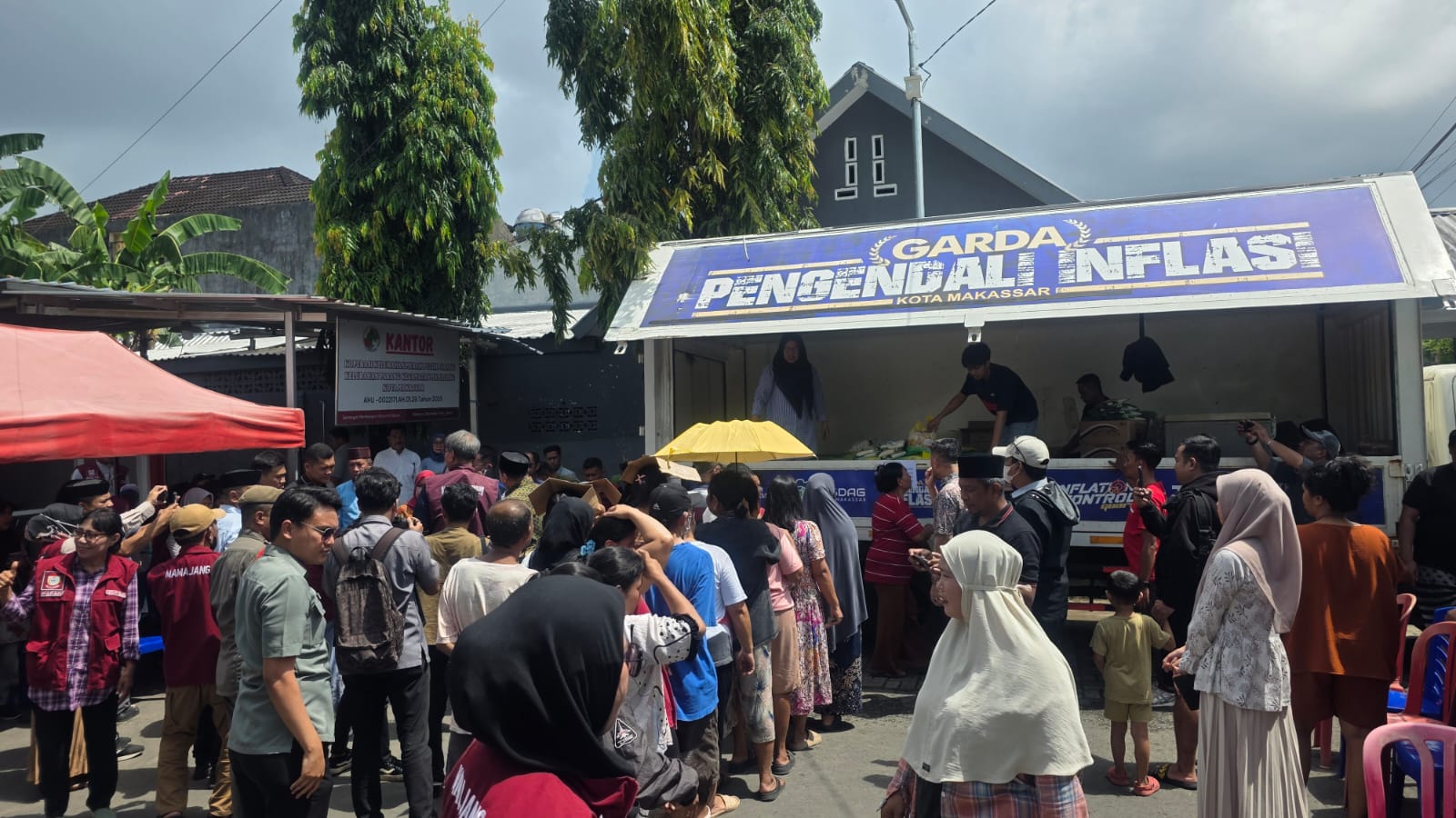 Tinjau Pasar Murah di Monumen Mandala, Munafri Pastikan Warga Terlayani dengan Harga Sesuai