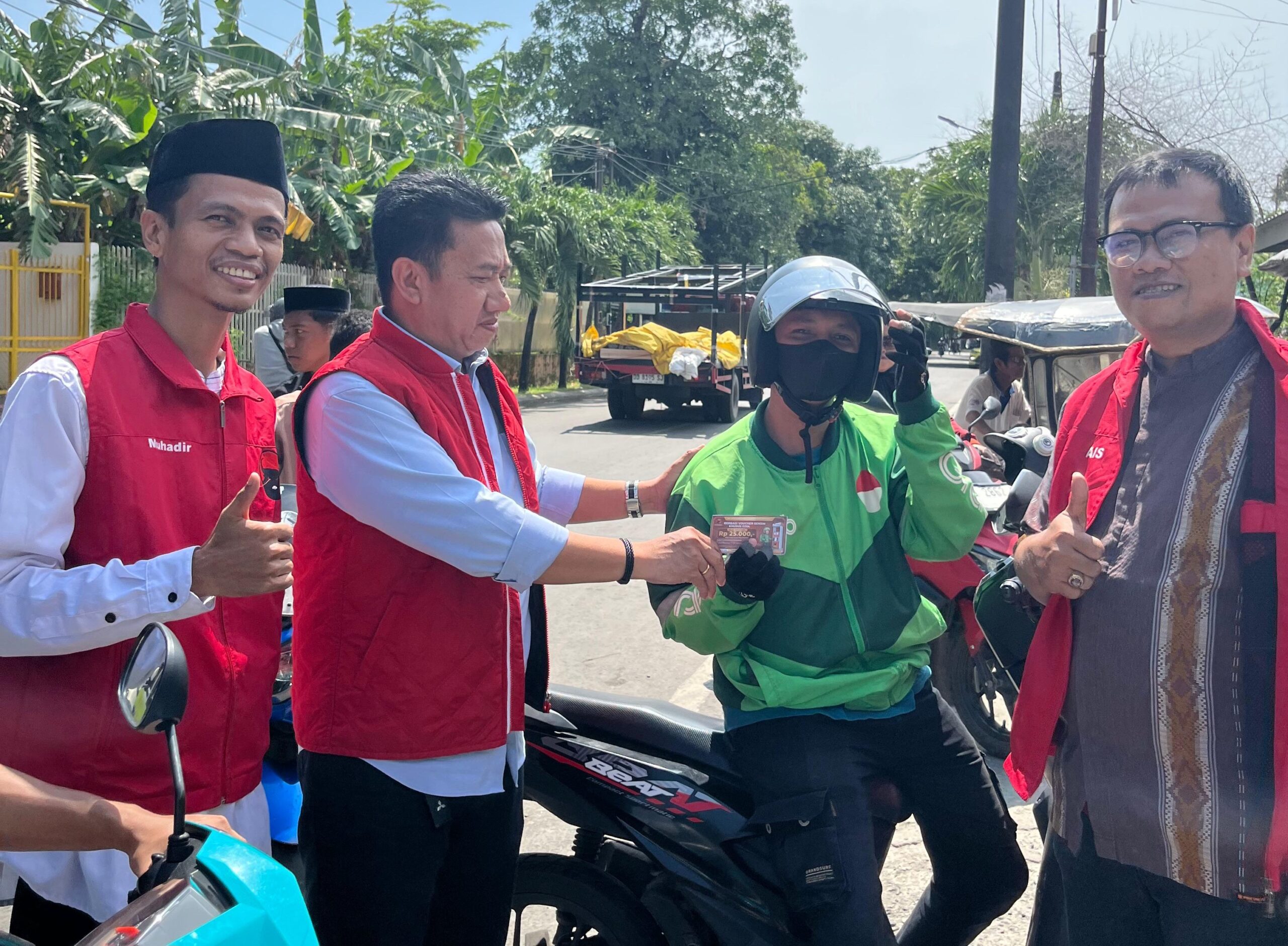 PDIP Makassar Bagi-bagi Voucher BBM Gratis ke Ojol