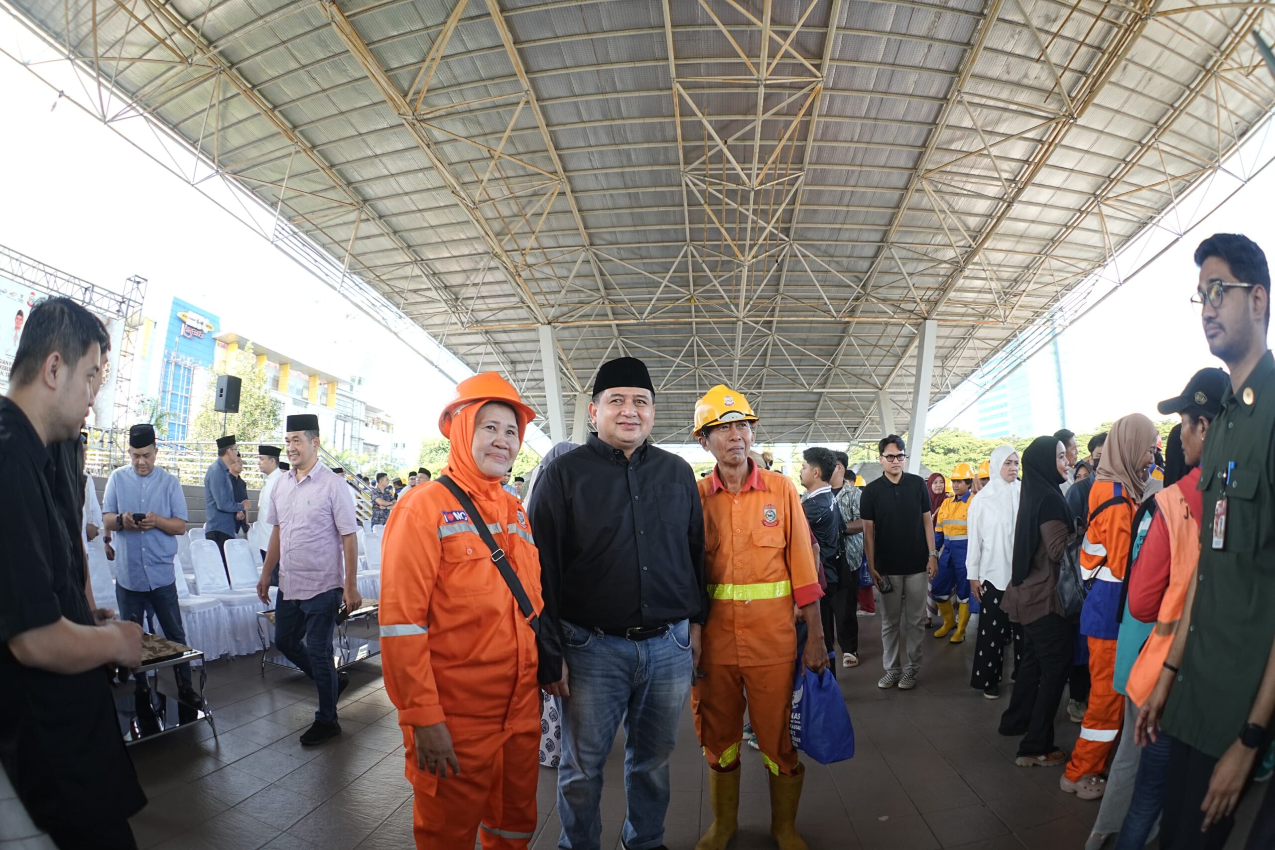 Pemkot Makassar Salurkan Ribuan Paket Lebaran untuk Satgas Garda Terdepan