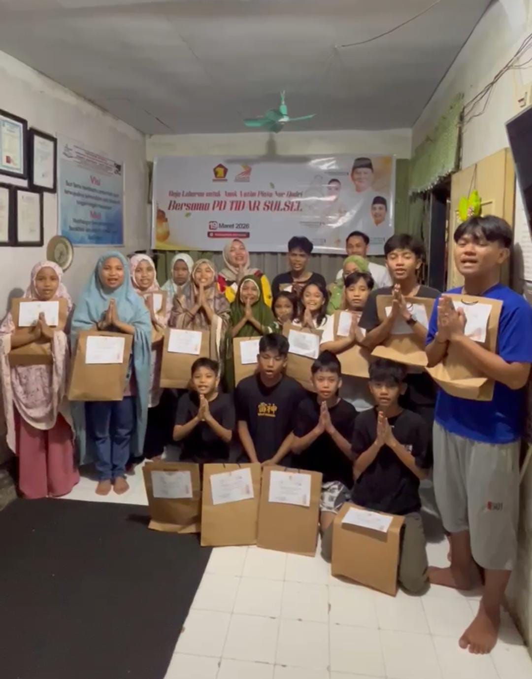 Ketua TIDAR Sulsel Bagikan Baju Lebaran ke Anak Panti Asuhan