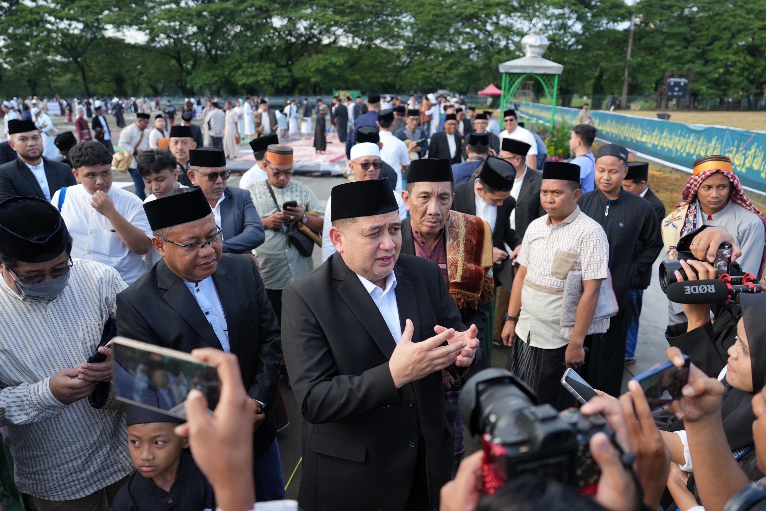 Munafri-Aliyah Laksanakan Shalat Idulfitri Bersama Puluhan Ribu Jamaah di Karebosi