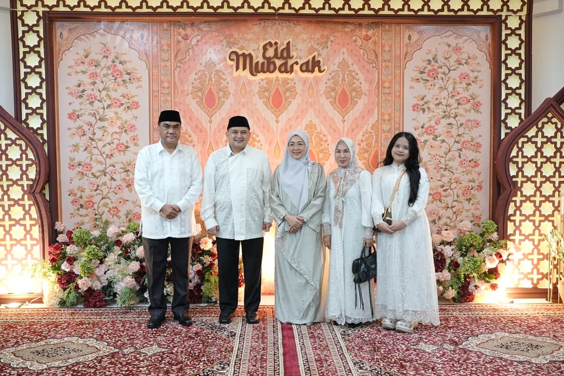 Wali Kota Munafri Bersama Ketua TP PKK Sambut Warga Bersilaturahmi di Rujab