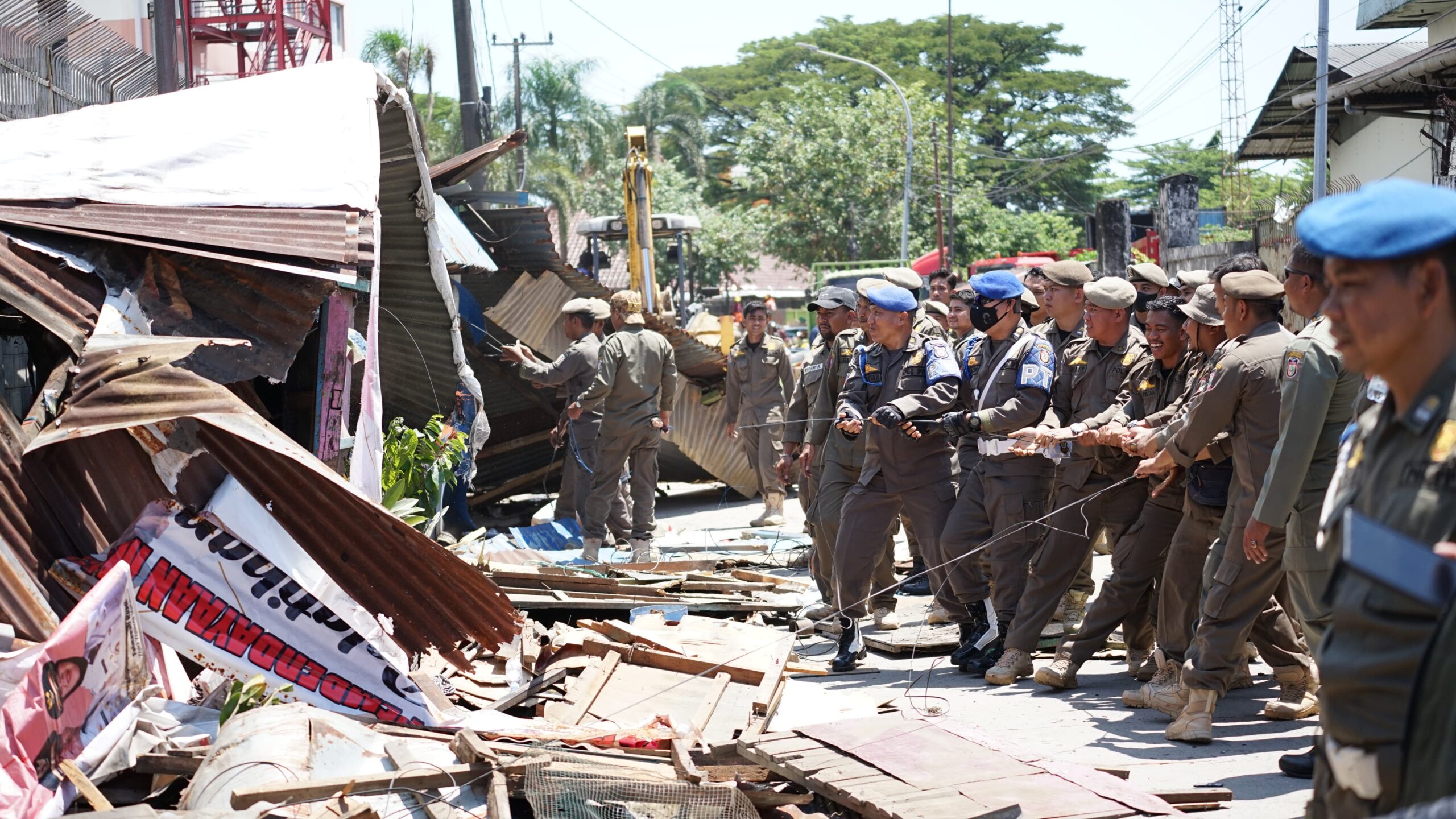Lapak Berdiri 25 Tahun, 20 PKL di Ujung Tanah Ditertibkan Usai Tiga Kali Peringatan