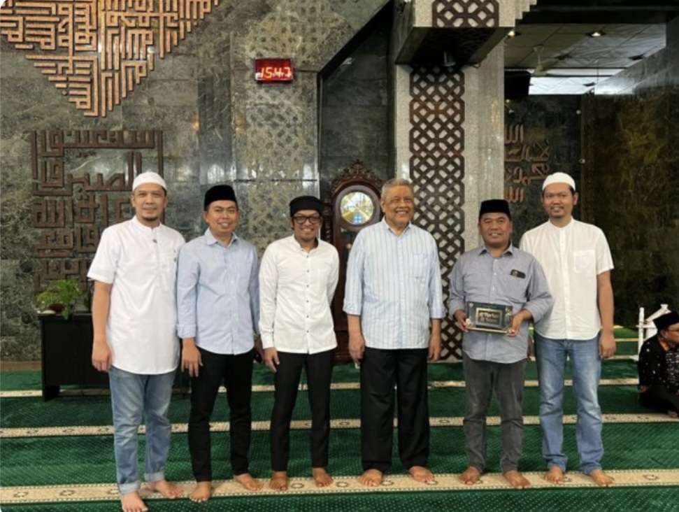 Pimpinan dan Anggota Dewan Sulsel Serahkan 61 Juta Infaq Buka Puasa di Masjid Almarkaz