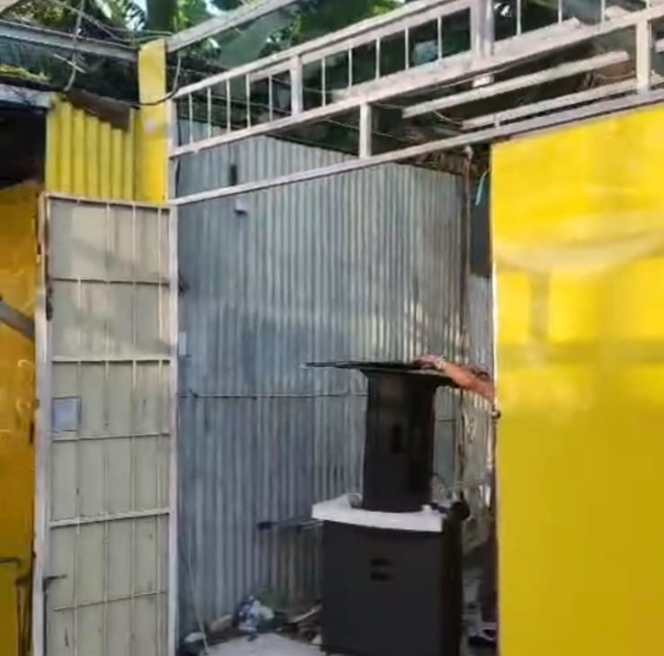 PKL Bercat Kuning di Bontoala Pilih Bongkar Sendiri Lapaknya