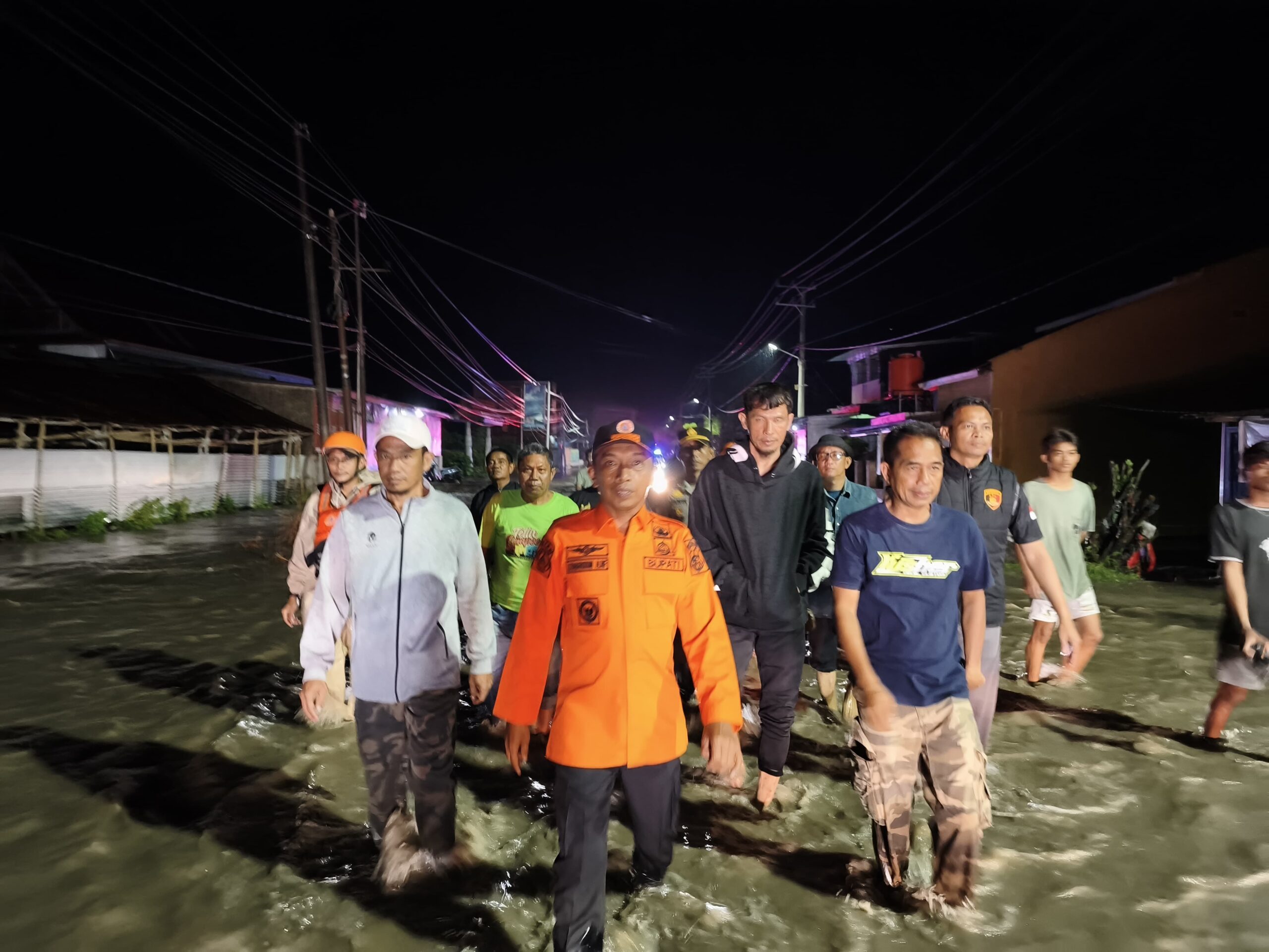 Bupati Sidrap Pantau Kondisi Warga Amparita yang Terendam Banjir di Tengah Malam