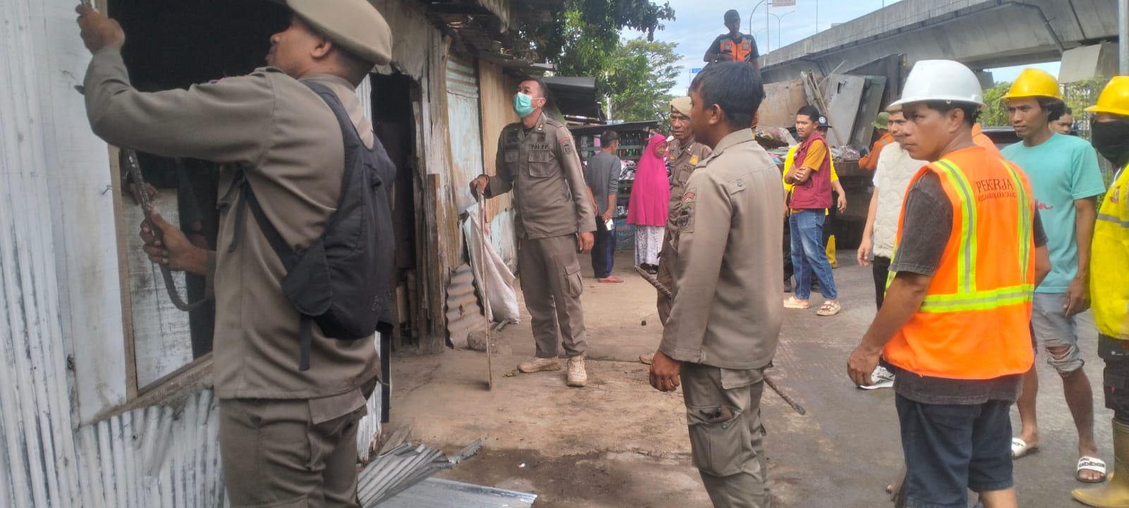 Pemkot Makassar Tertibkan 16 Lapak Liar di Jalan Barawajah