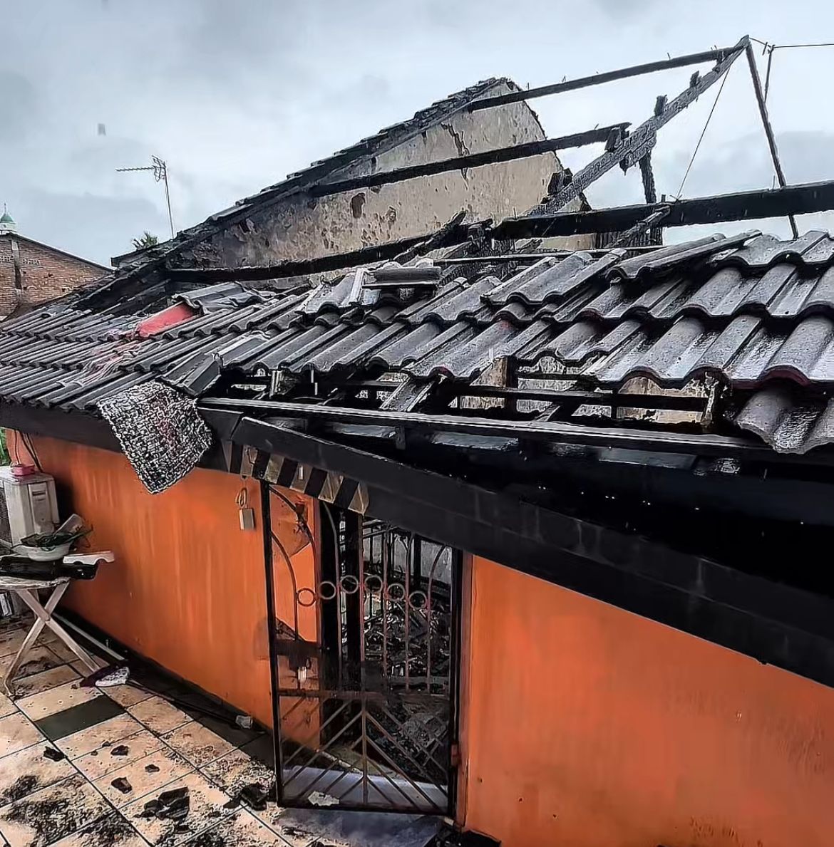 Detik-Detik Mencekam Kebakaran DD Oma Kost: Warga Dobrak Kamar dan Evakuasi Lansia di Tengah Kepungan Asap