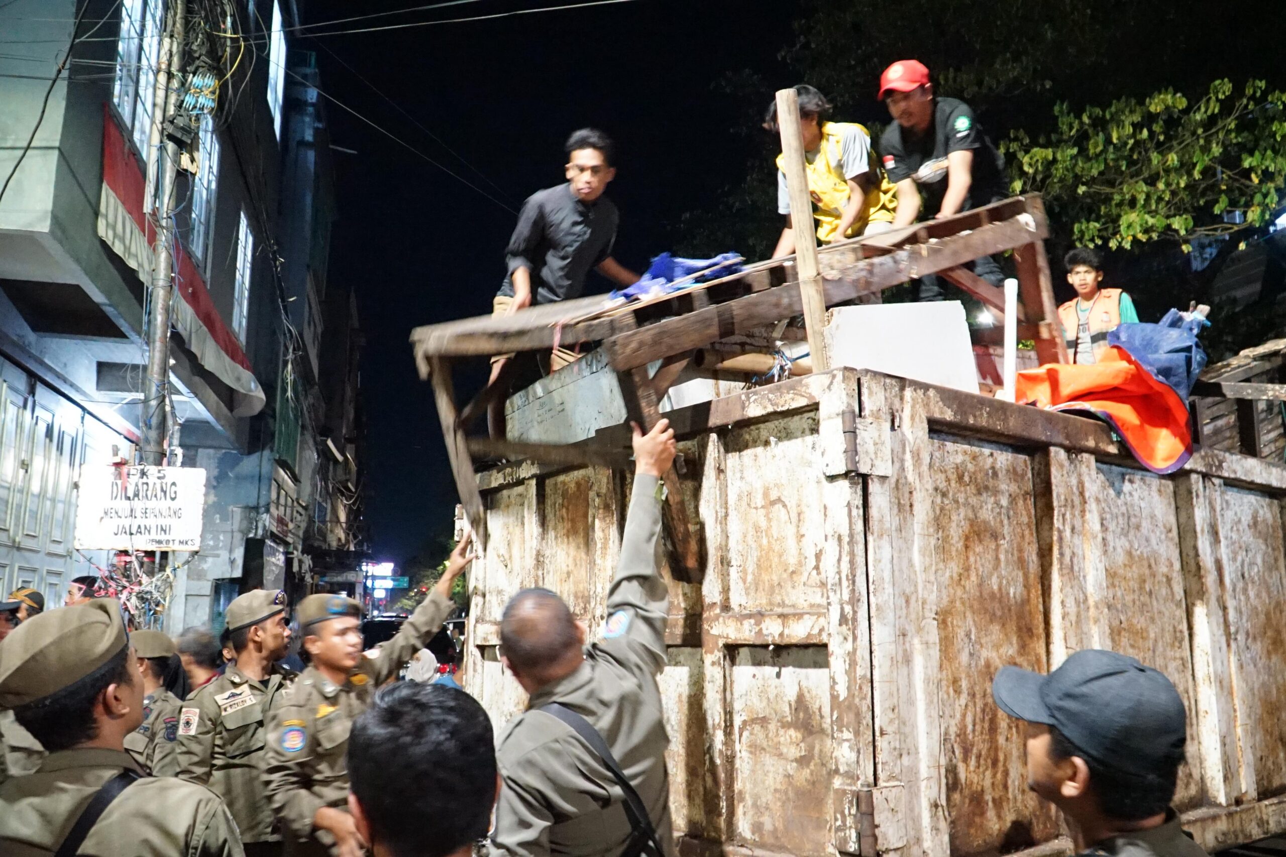 Pemkot Makassar Tertibkan Lapak Pasar Kubis dan Pedagang di Jalan Veteran