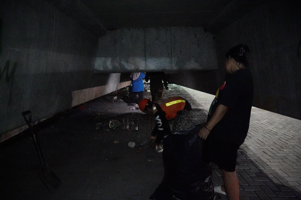 Jaga Estetika Kota, Pemkot Makassar Bersihkan Sampah dan Drainase di Bawah Tol Pettarani