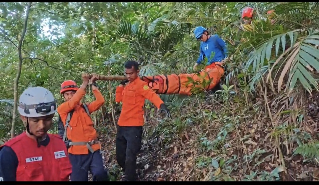 Tragedi di Puncak Monrolo: Satu Pendaki Tewas Tersambar Petir Saat Berfoto, Evakuasi Berlangsung Dramatis