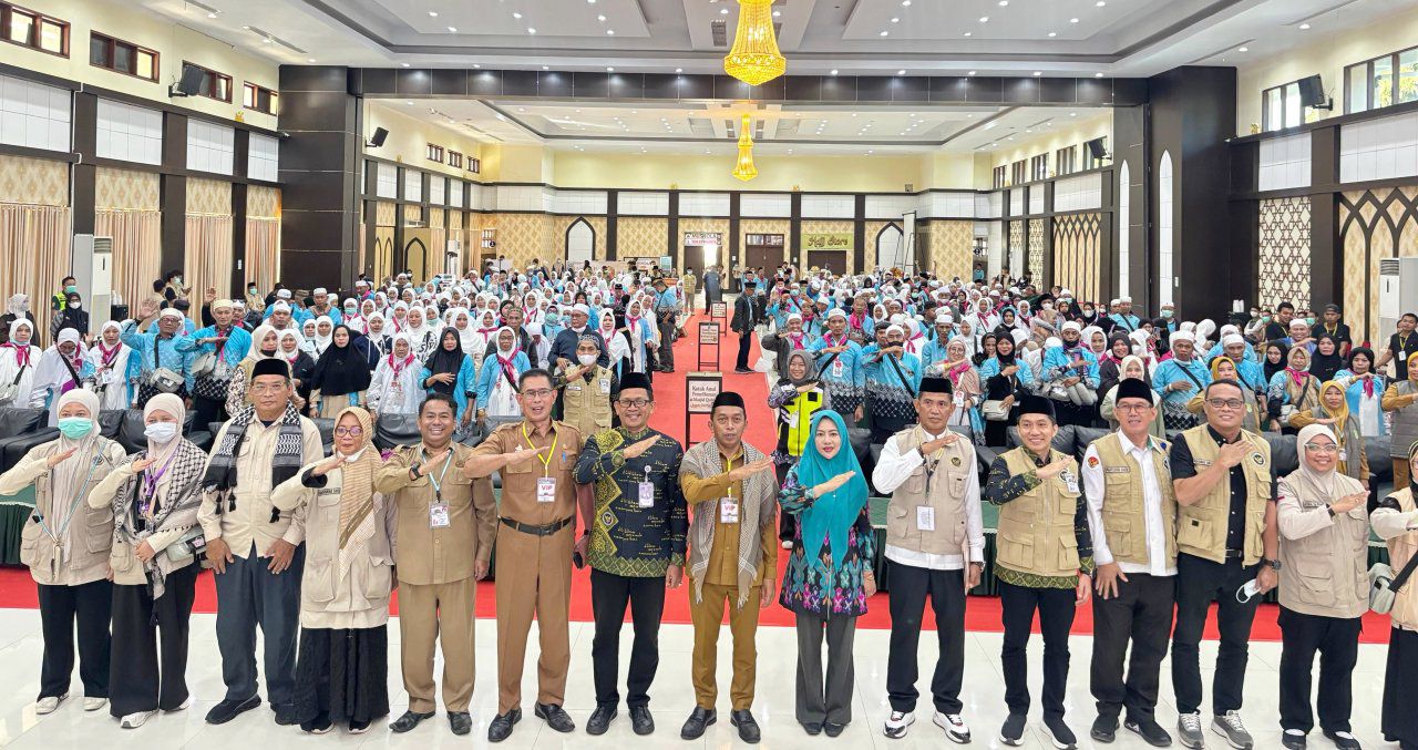 Momen Unik Bupati Sidrap Jadi ‘Petugas Bandara’ Dadakan demi Sambut Jemaah Haji