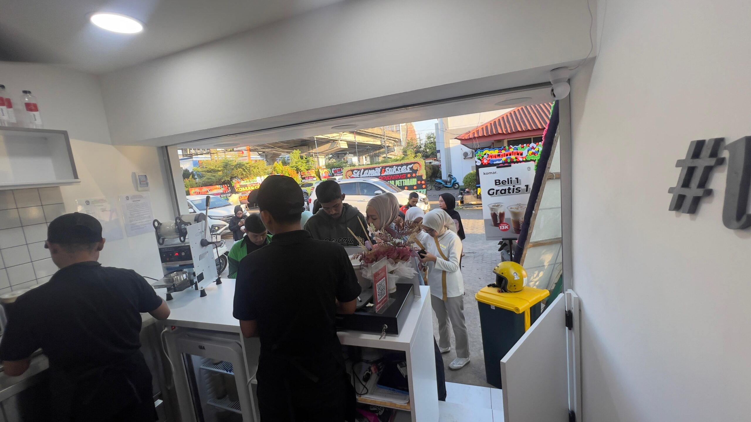Jadi Ruang Singgah Baru Warga Kota Daeng, Komar Kopi Buka Cabang 24 Jam di Kawasan Kantor Pos Pettarani