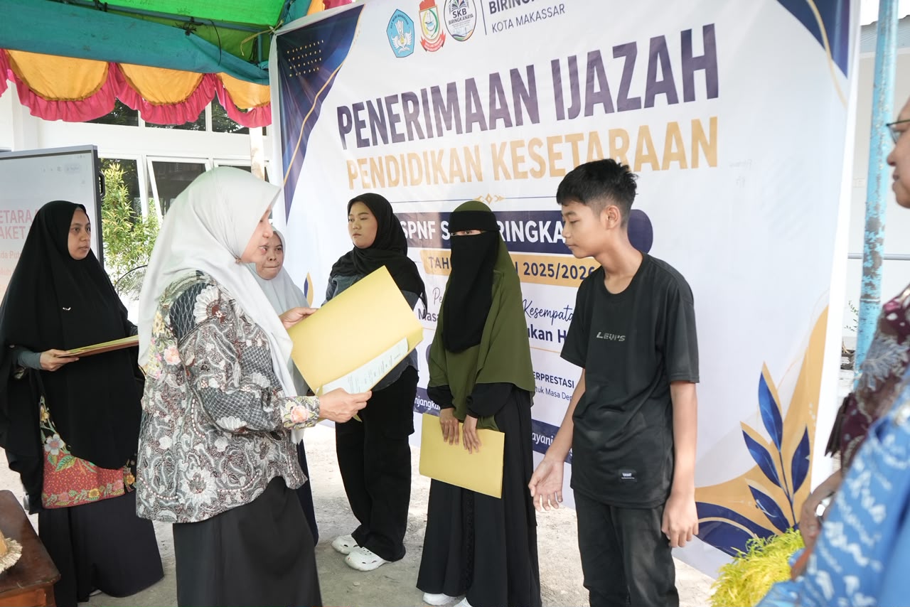 Komitmen Pendidikan Kesetaraan, Disdik Makassar Serahkan Ijazah Paket A hingga C di SKB Biringkanaya